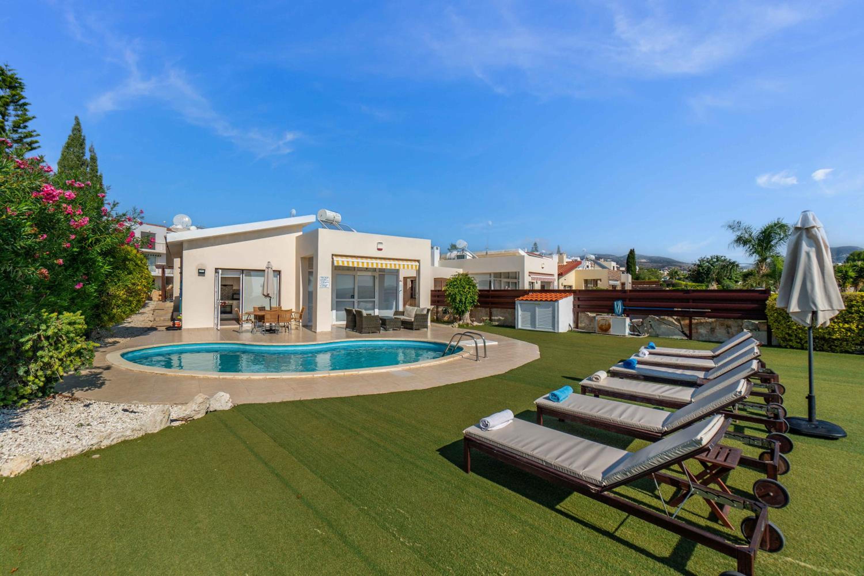 Three-Bedroom Villa with Private Pool & Sea View photo 2
