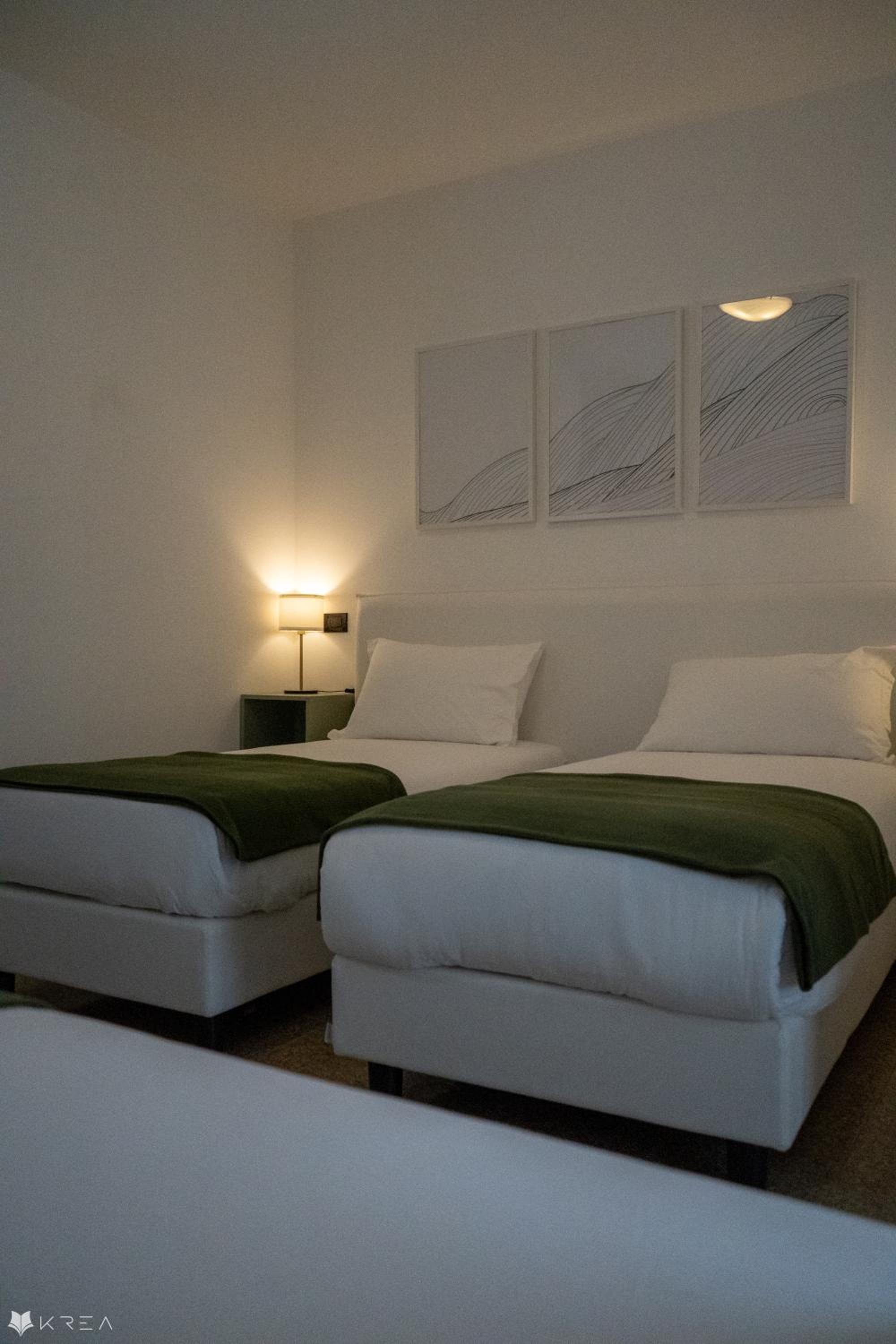 Twin Room with Balcony - Photo 3