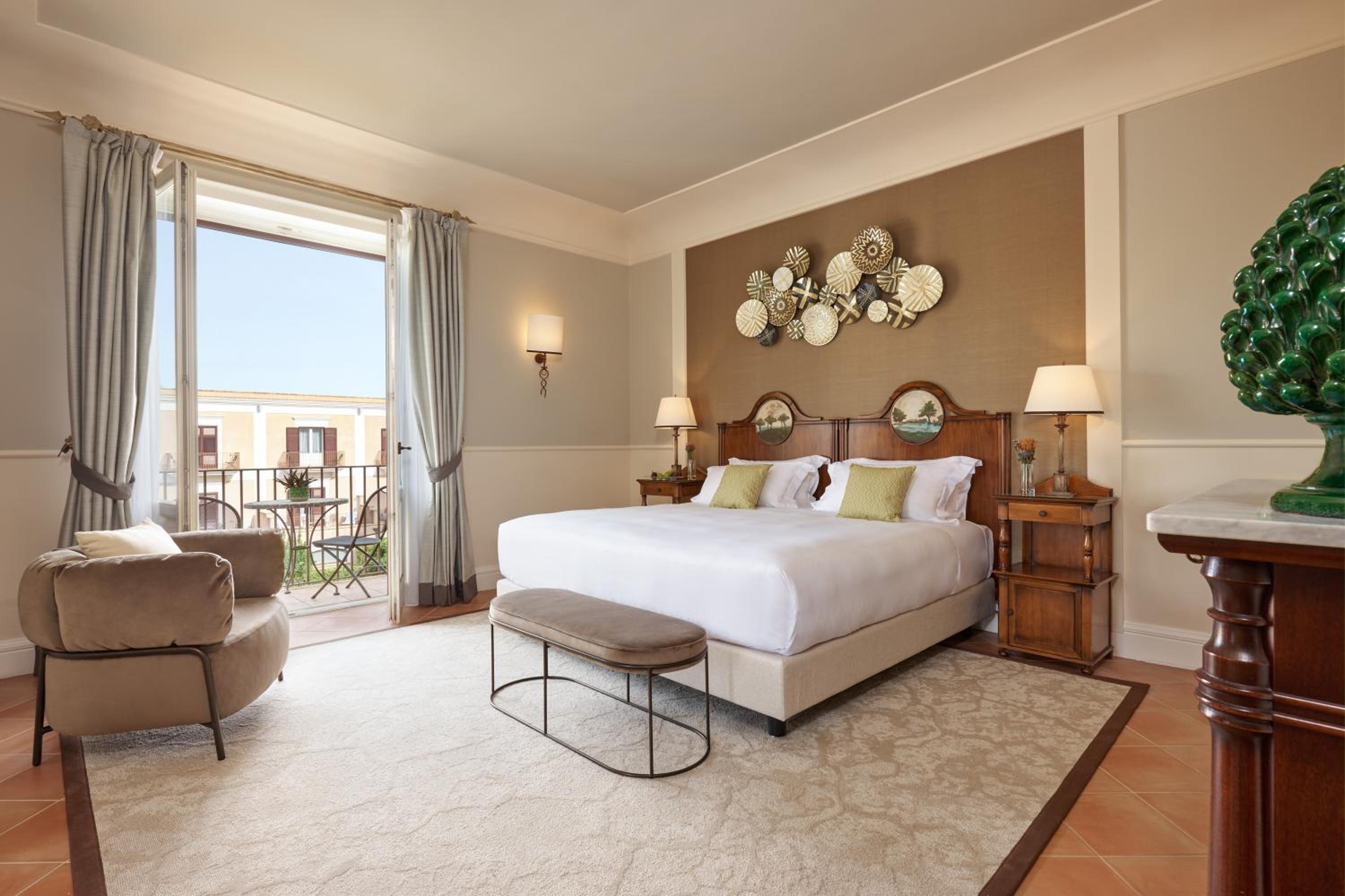 Suite with Pool View - Photo 3