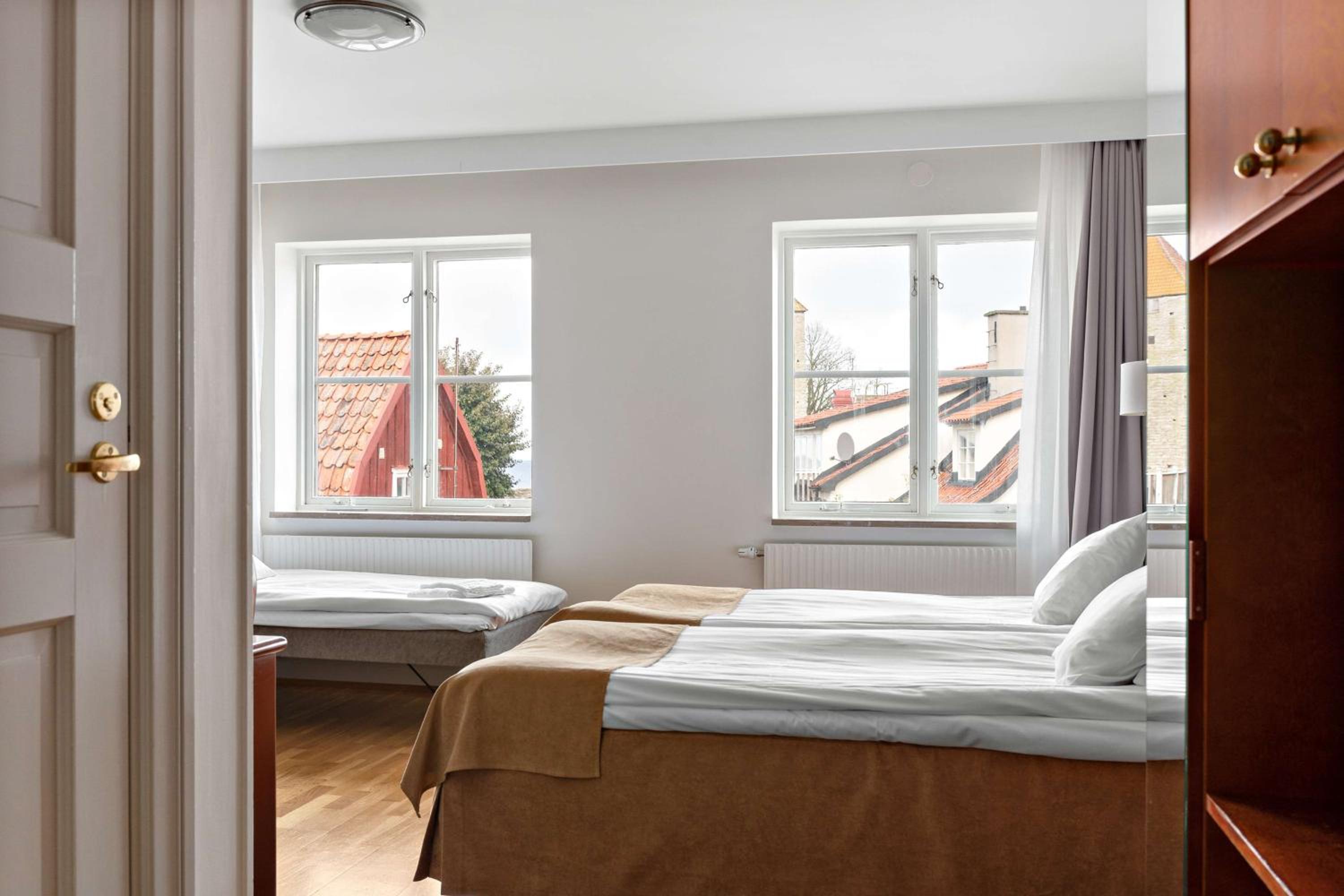 Standard Twin Room with additional Bed - Photo 3