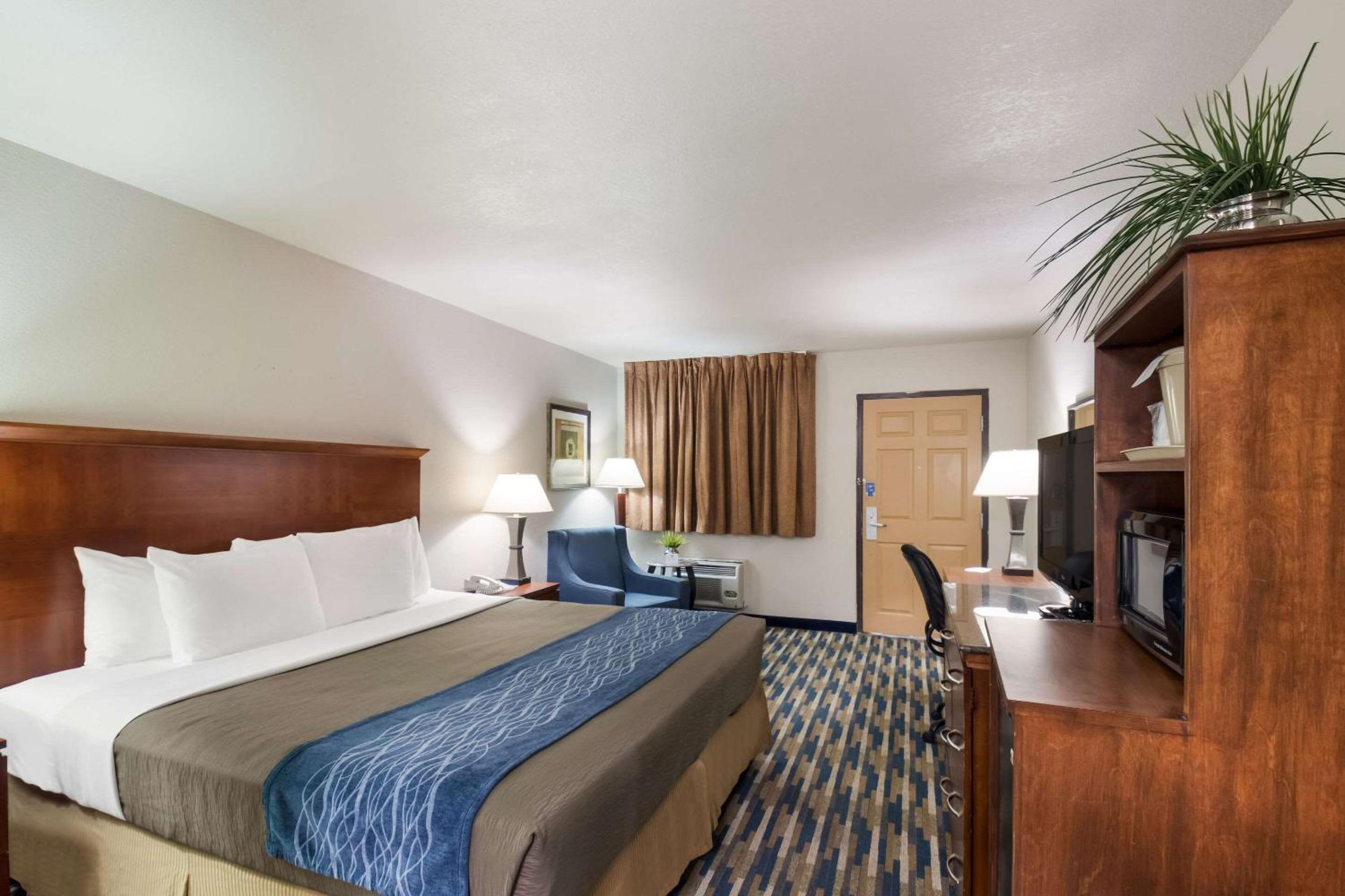 King Room - Non-Smoking - Photo 4