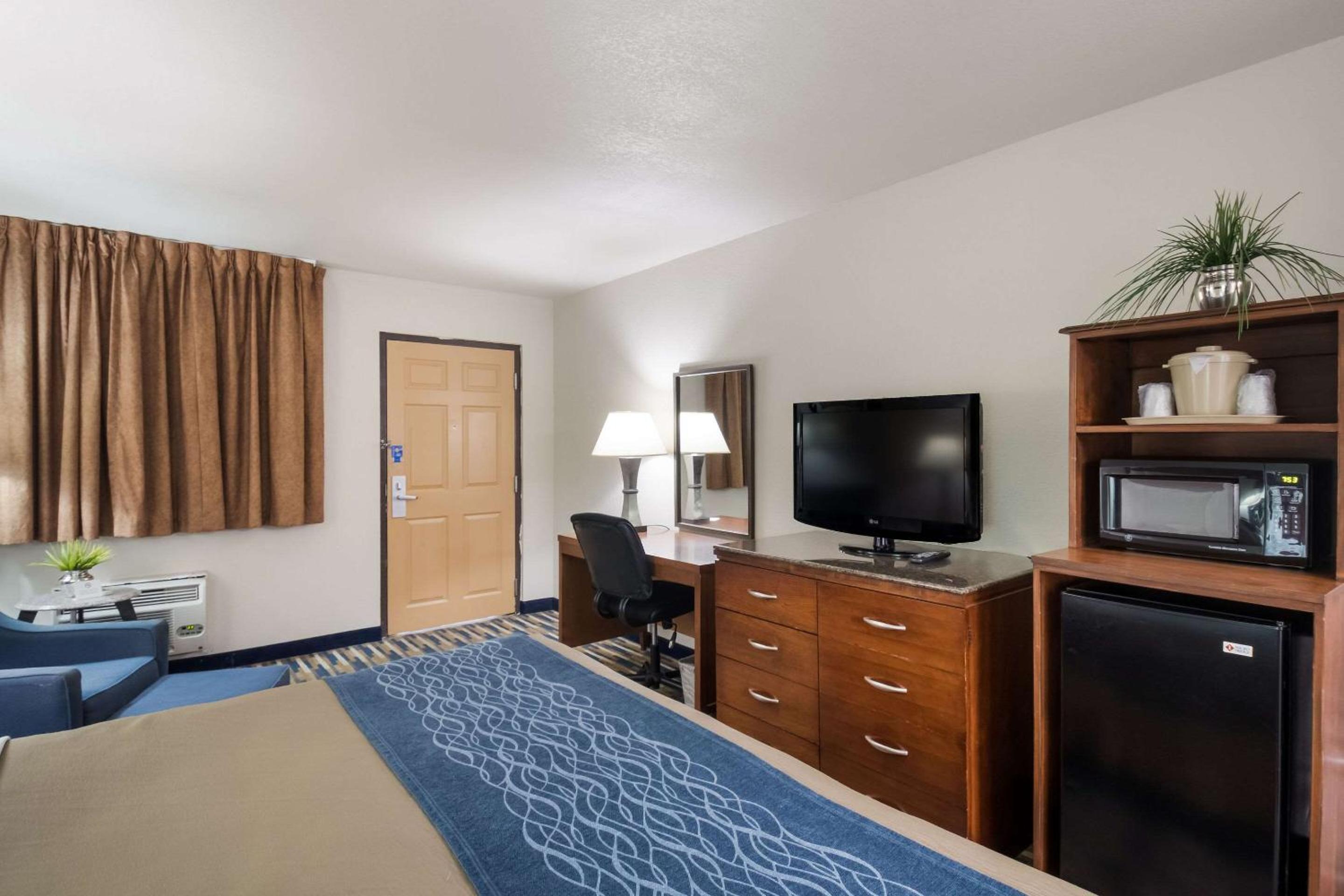 King Room - Non-Smoking - Photo 3