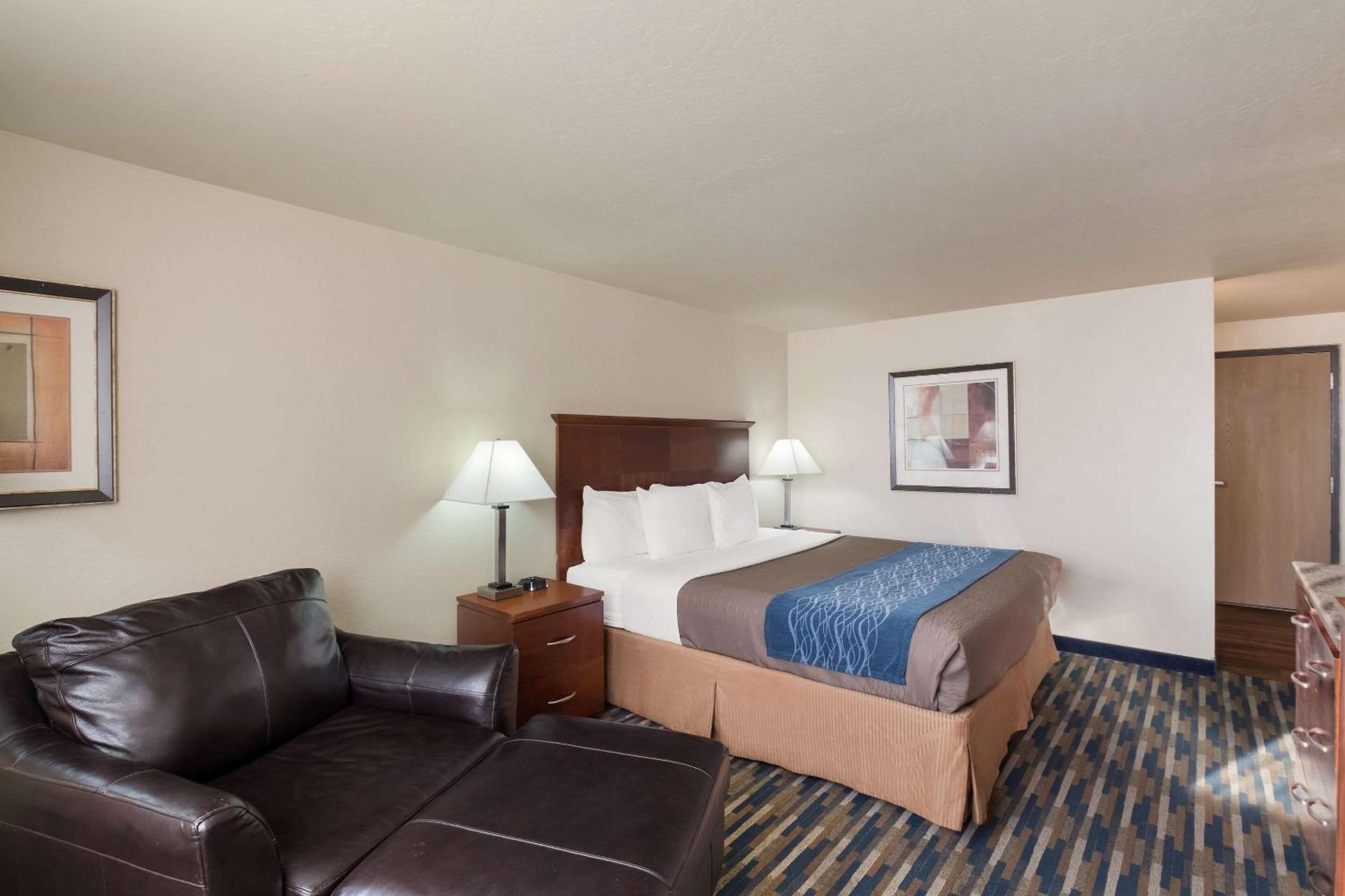 Superior King Suite - Non-Smoking - Photo 3