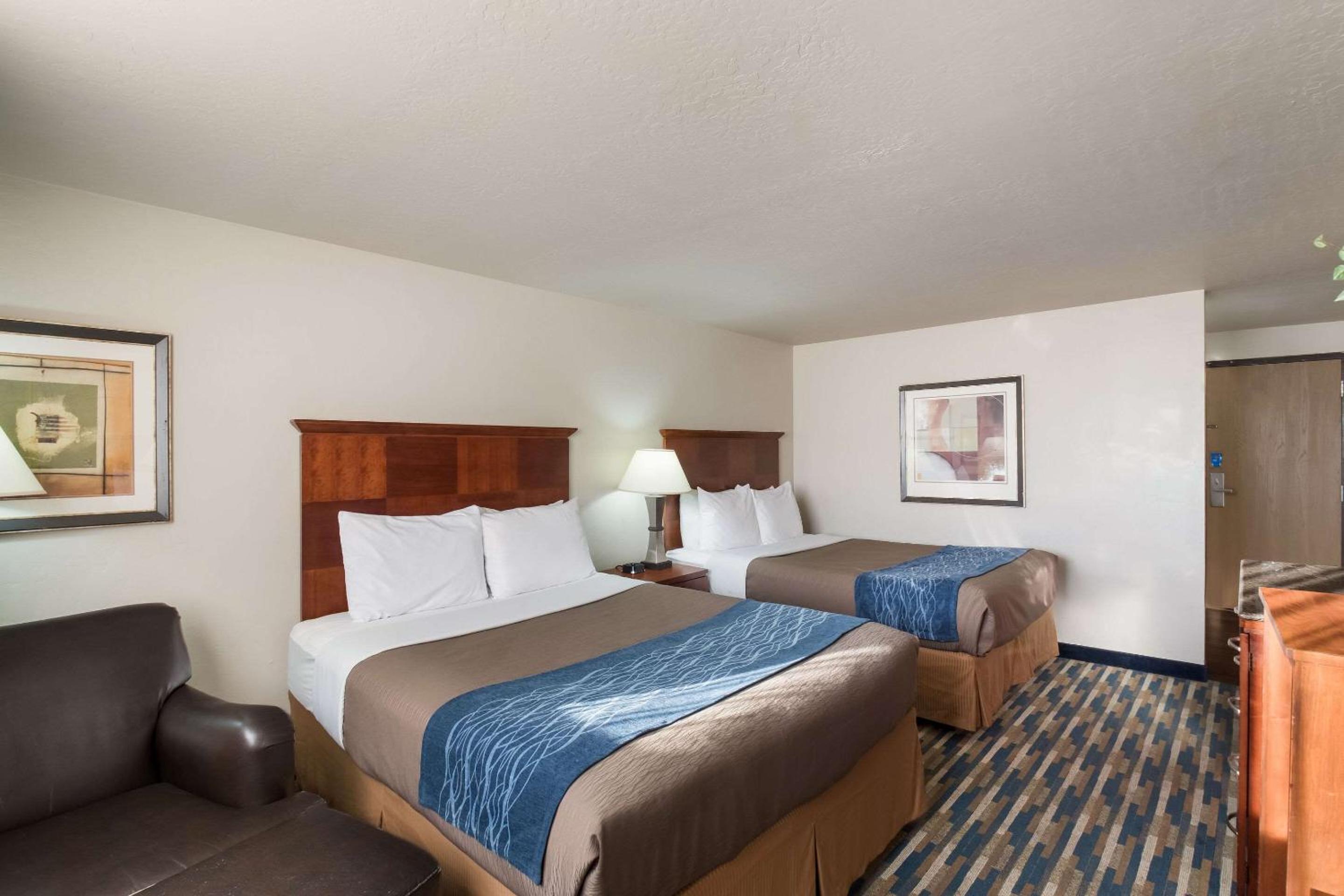 Queen Room with Two Queen Beds - Non-Smoking - Photo 4