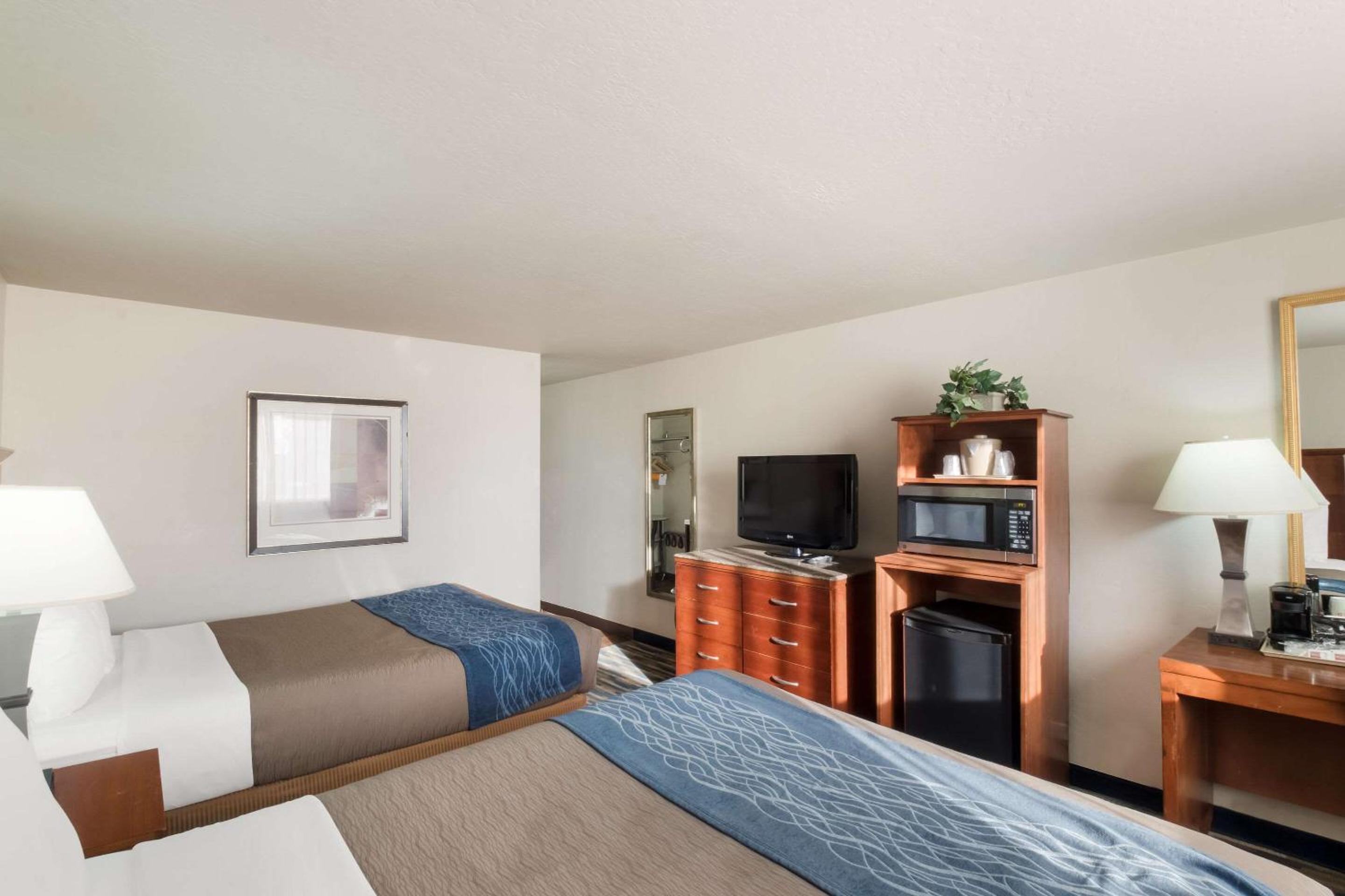 Queen Room with Two Queen Beds - Non-Smoking - Photo 2