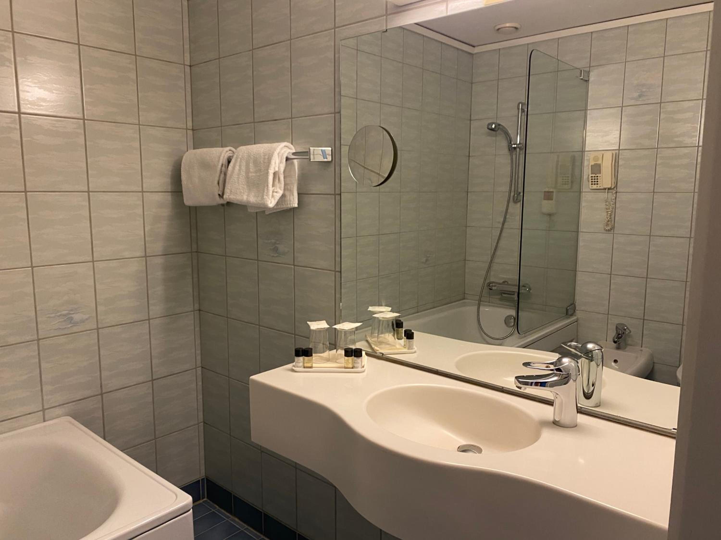 Superior Twin Room with City View photo 3