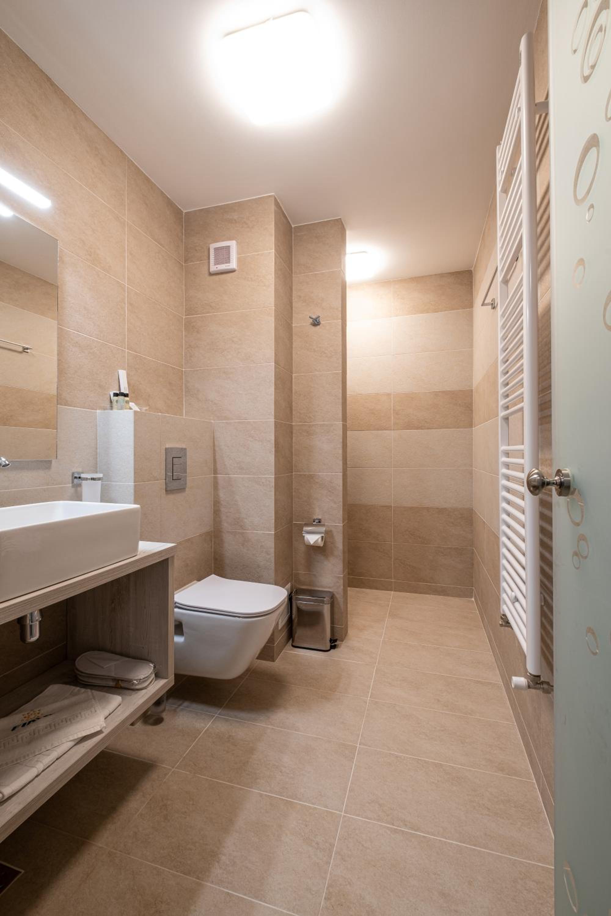 Standard King Room with Balcony and Spa Access - Photo 2