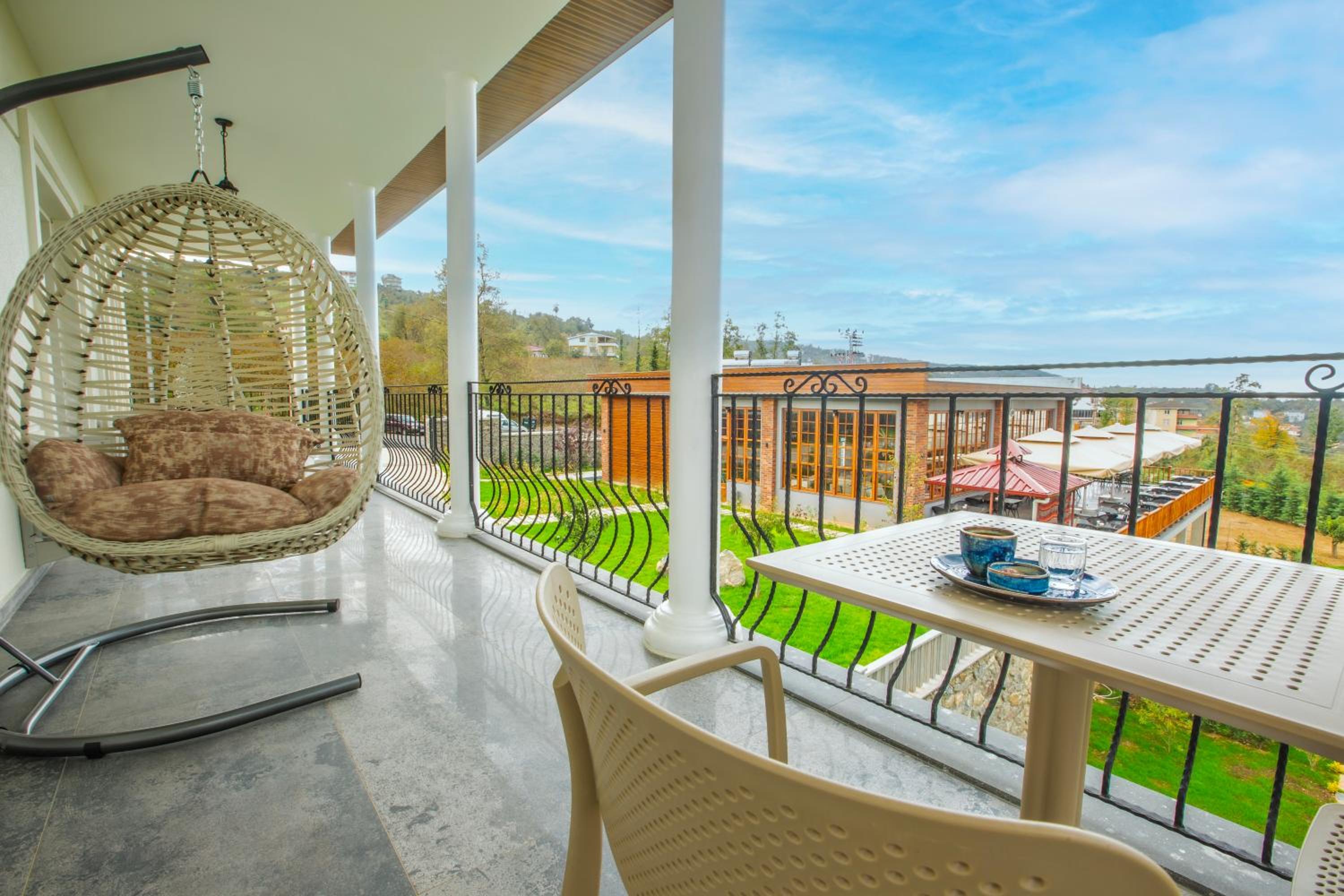 Deluxe Double Room with Balcony - Photo 4