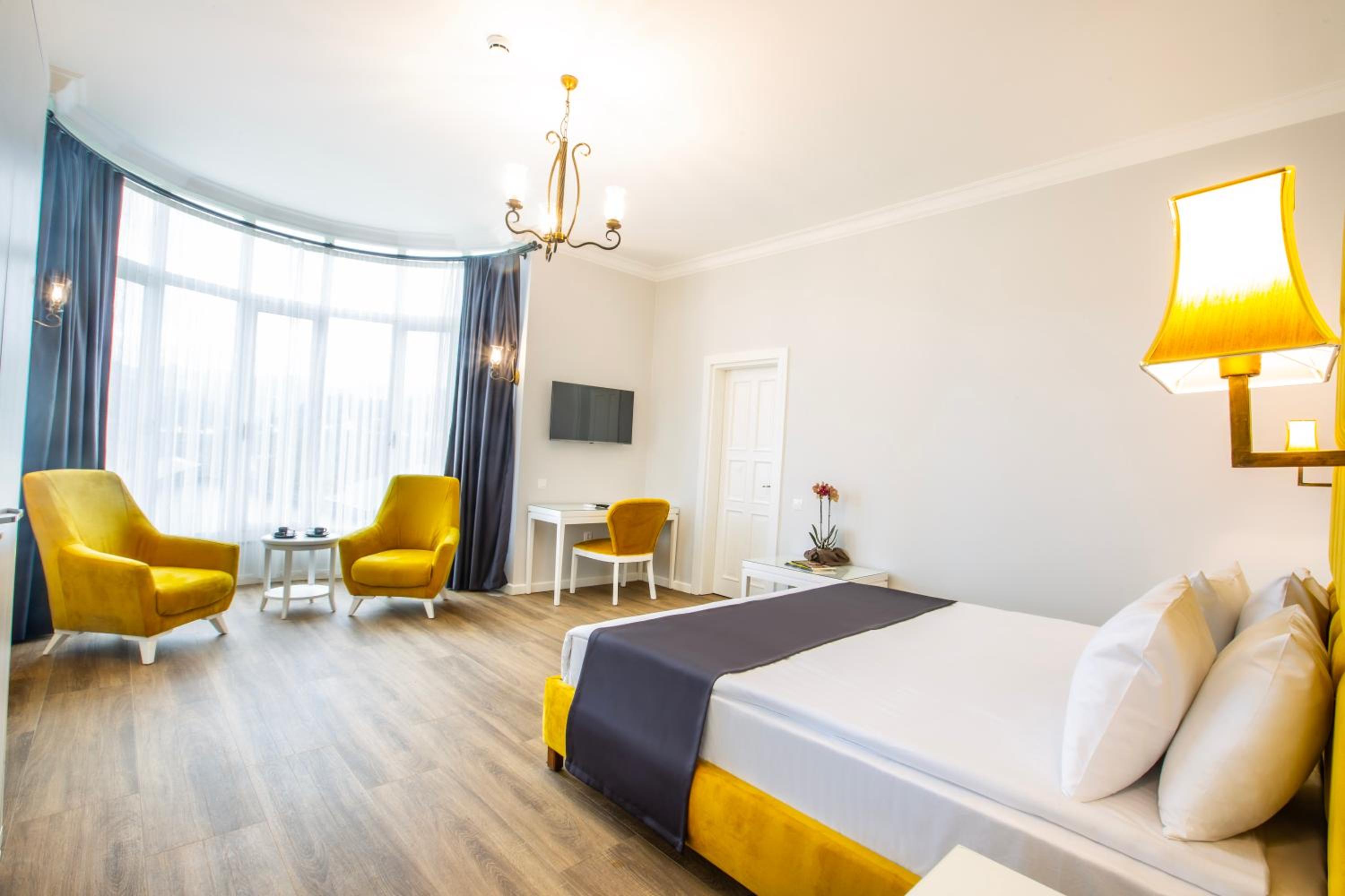 Deluxe Double Room with Balcony - Photo 1