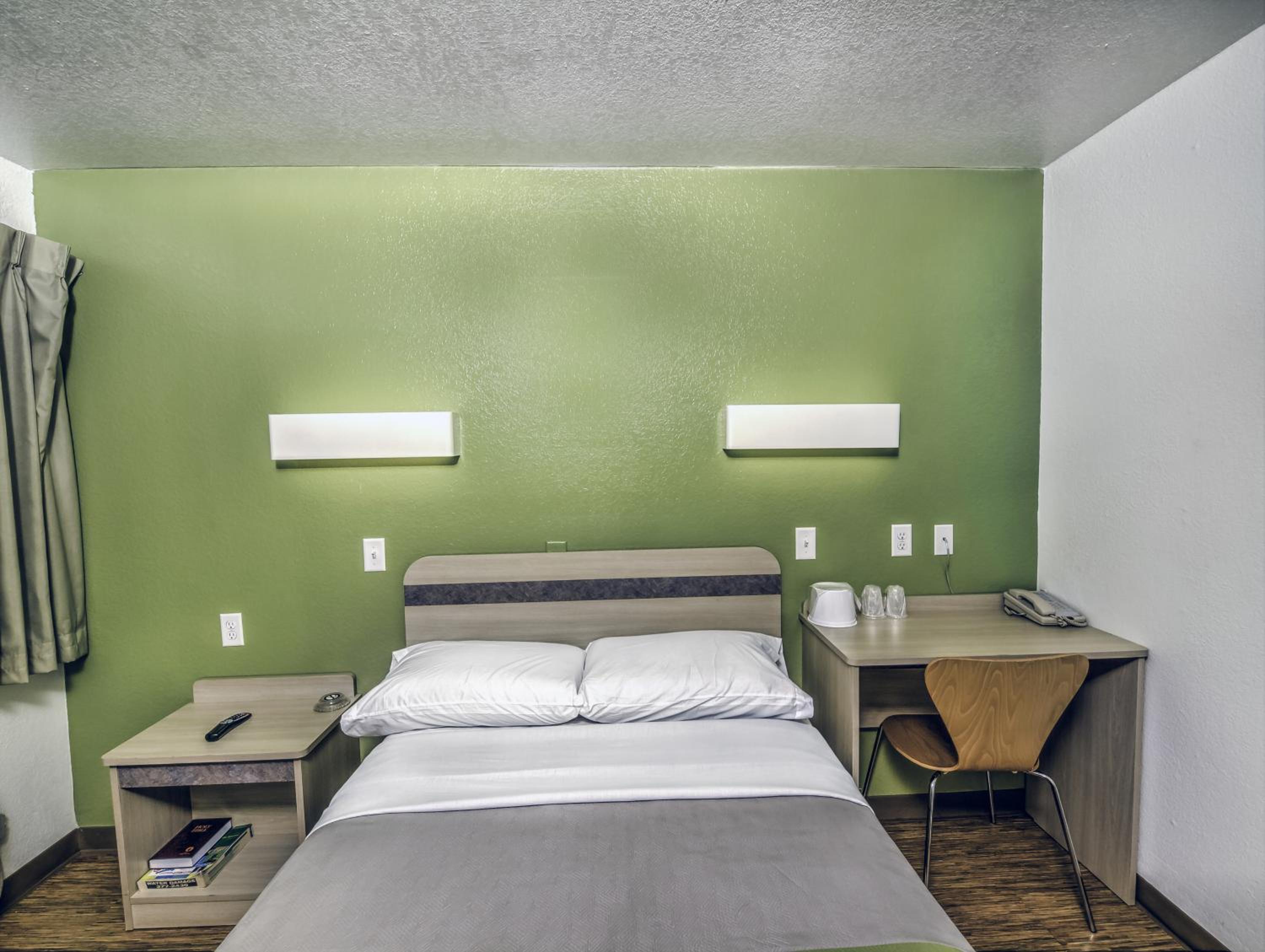 1 Queen Bed | Non-Smoking, Shower photo 3