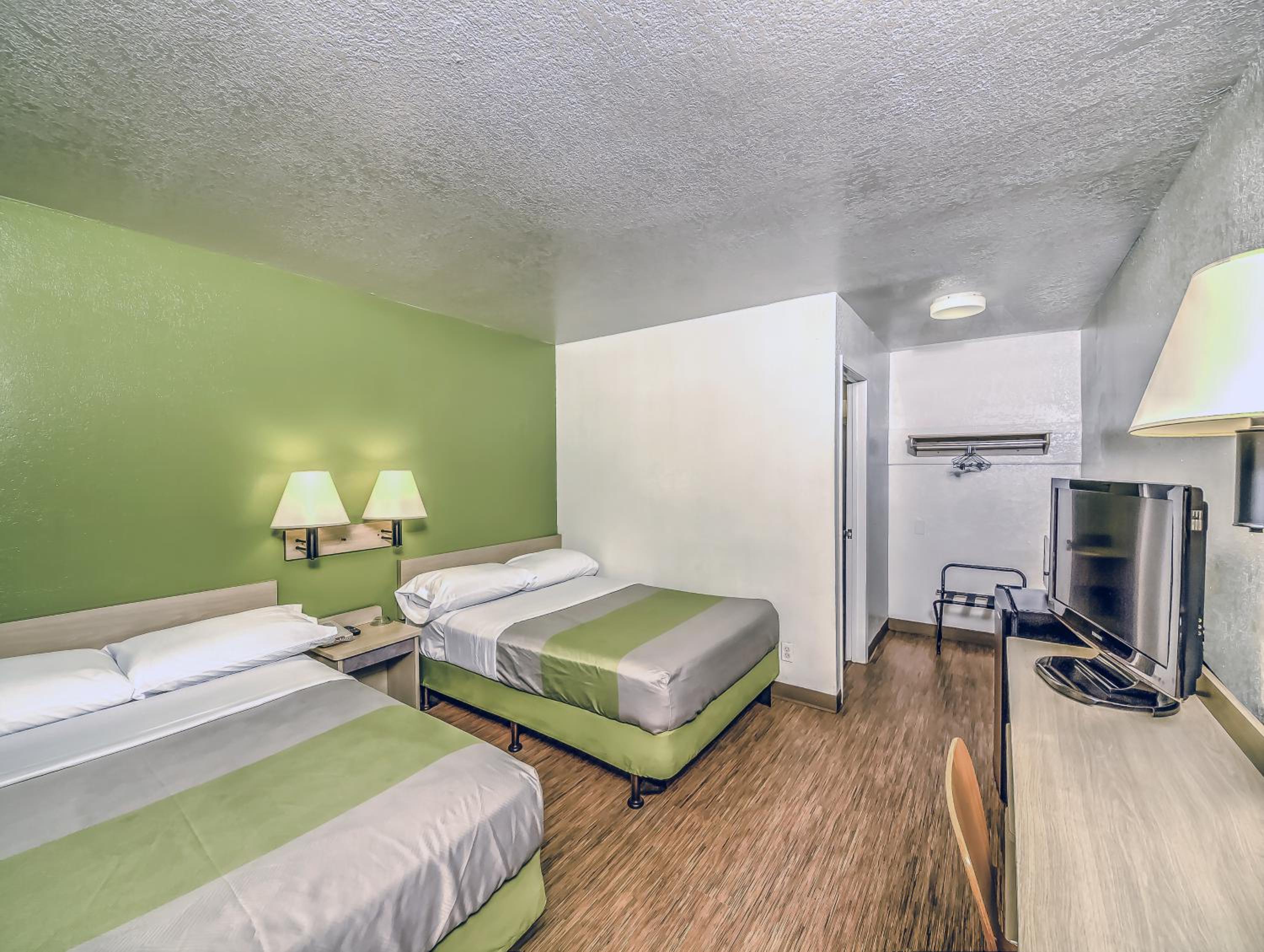 2 Full Beds | Non-Smoking photo 2