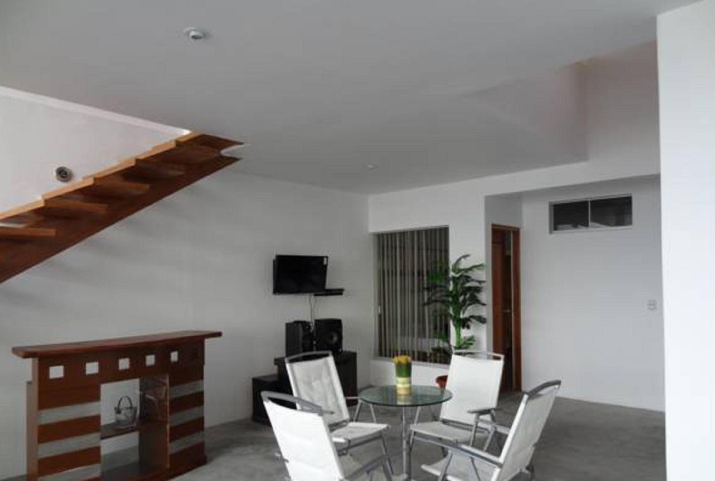 Six-Bedroom House photo 1