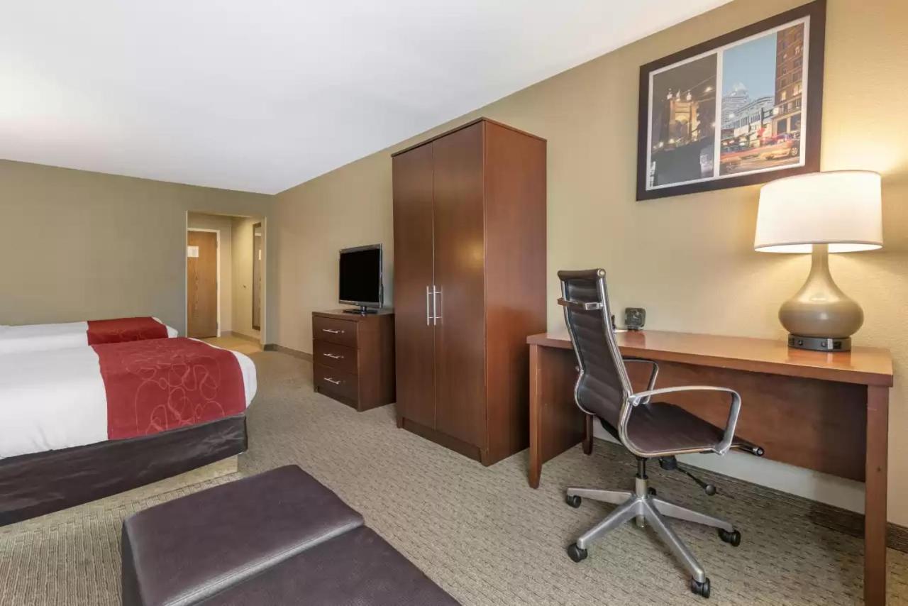 Queen Suite - Non-Smoking - Photo 3