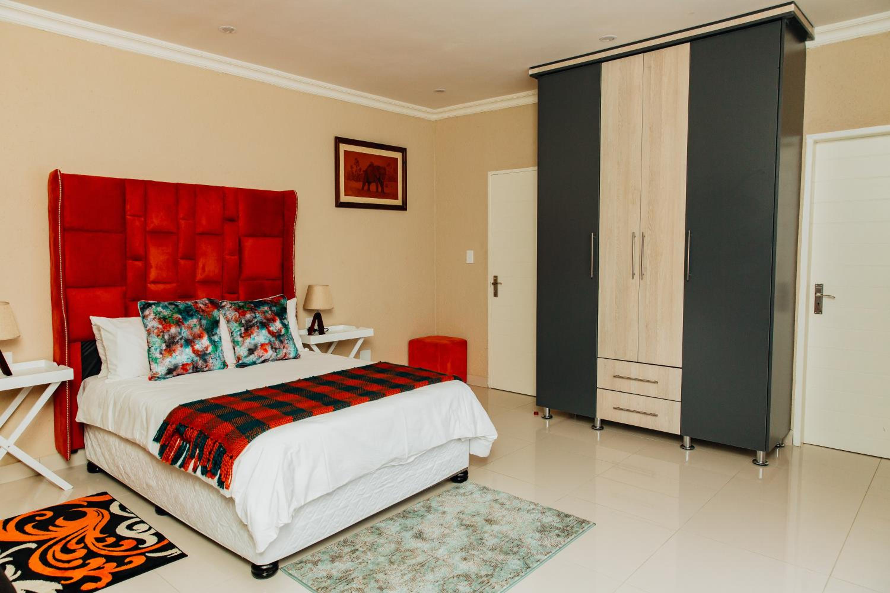 Three-Bedroom Villa - Photo 3