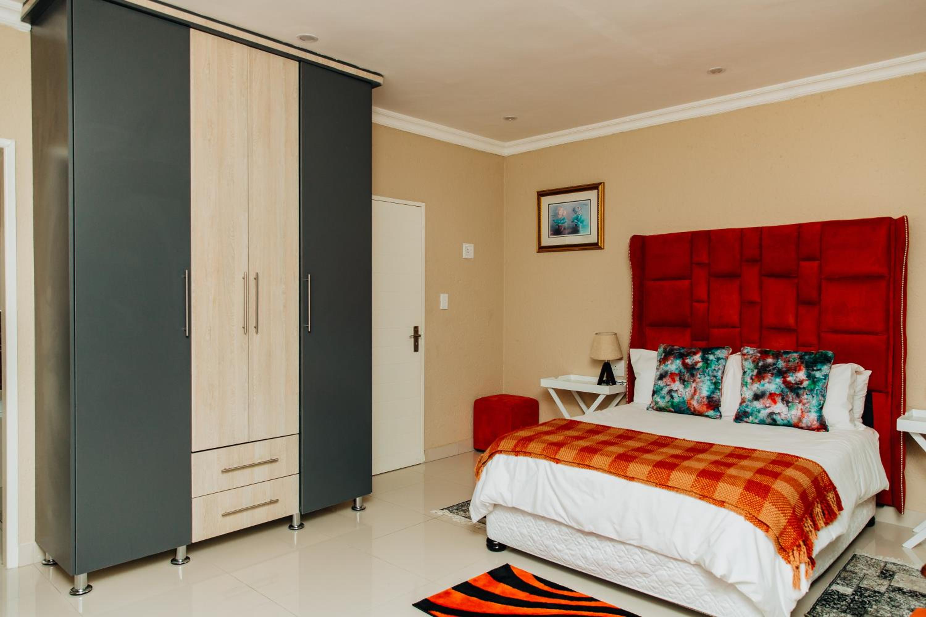 Three-Bedroom Villa - Photo 9