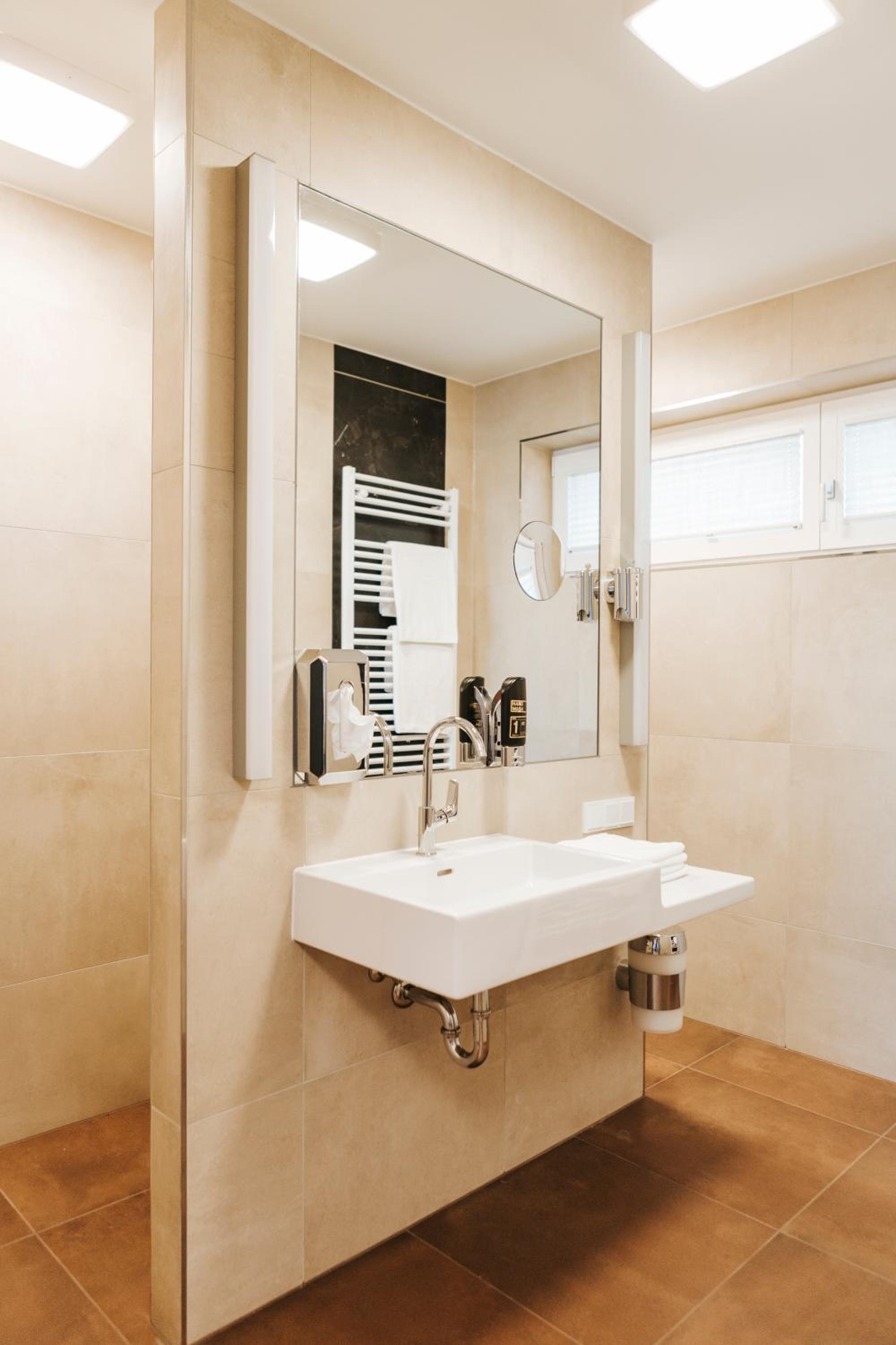 Deluxe Double Room with Balcony photo 3