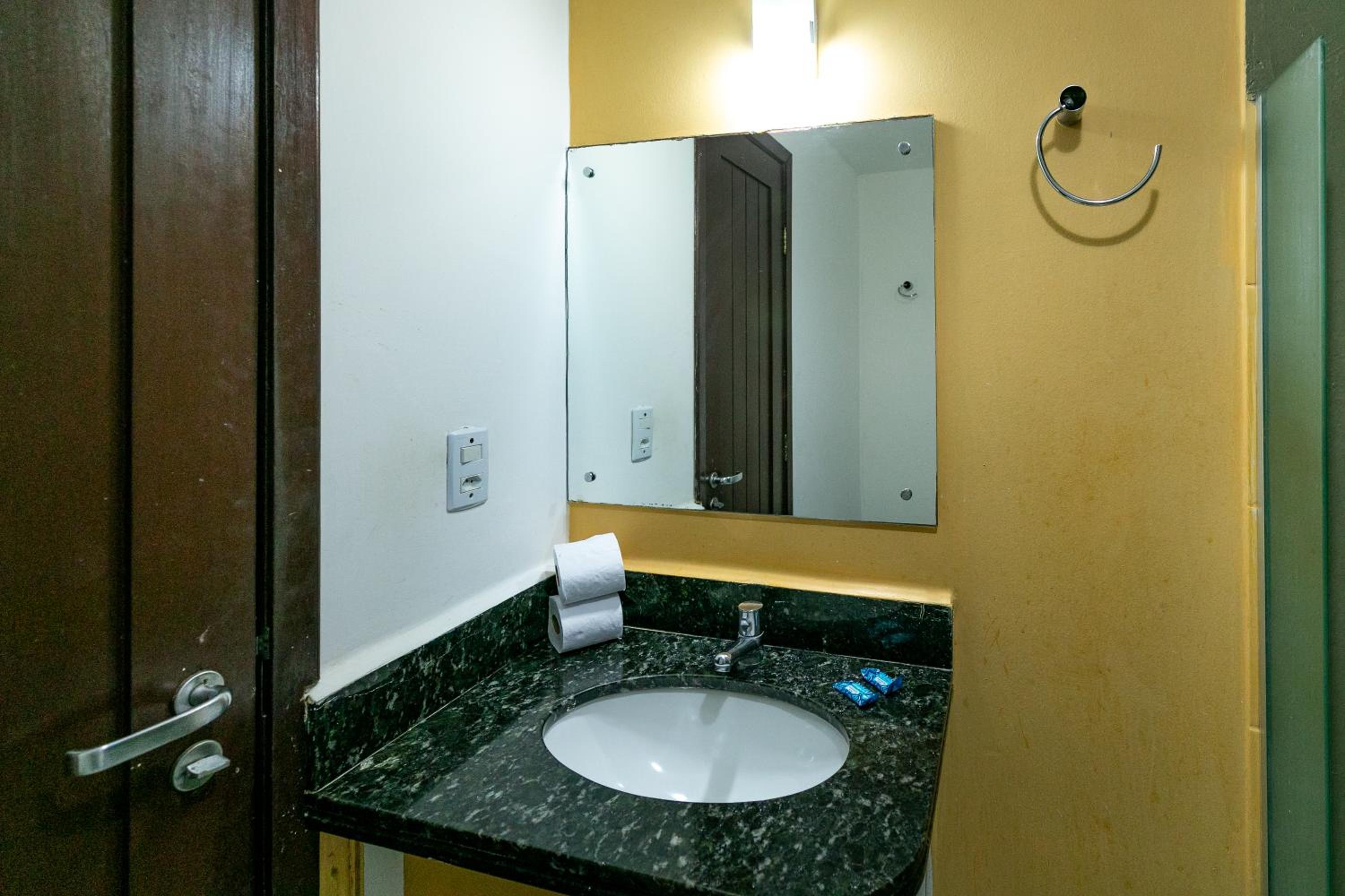 Standard Double Room - Photo 8