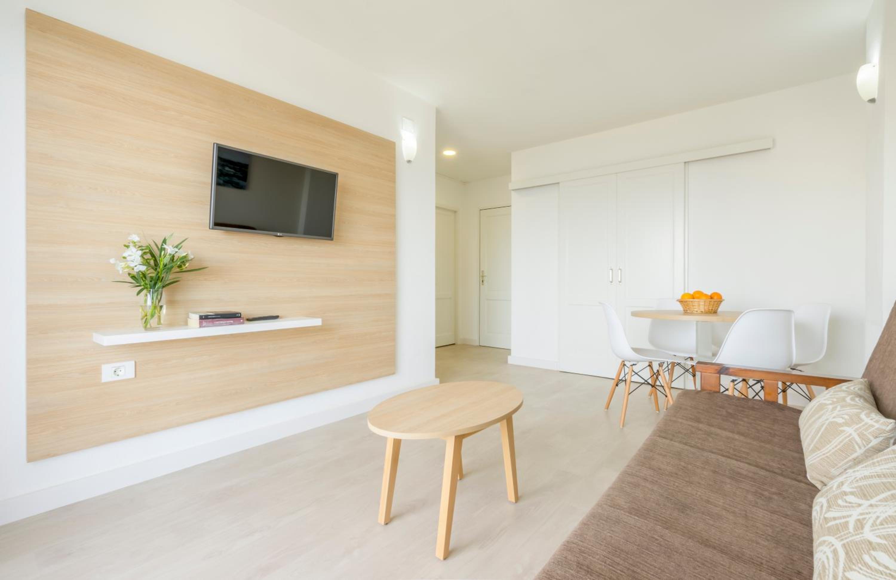 One-Bedroom Apartment with Sea View thumbnail 6