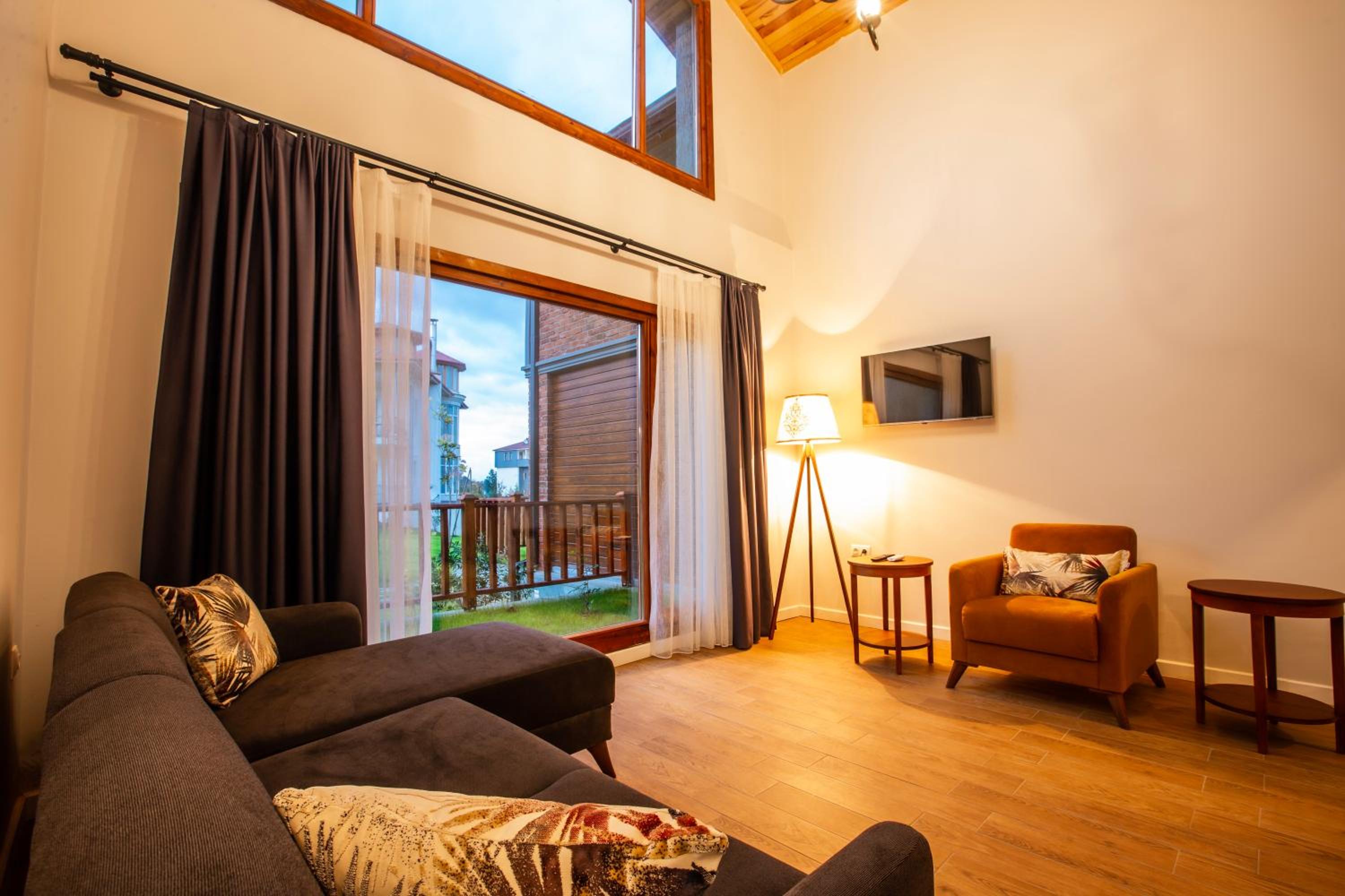 Family Room with Garden View - Photo 4