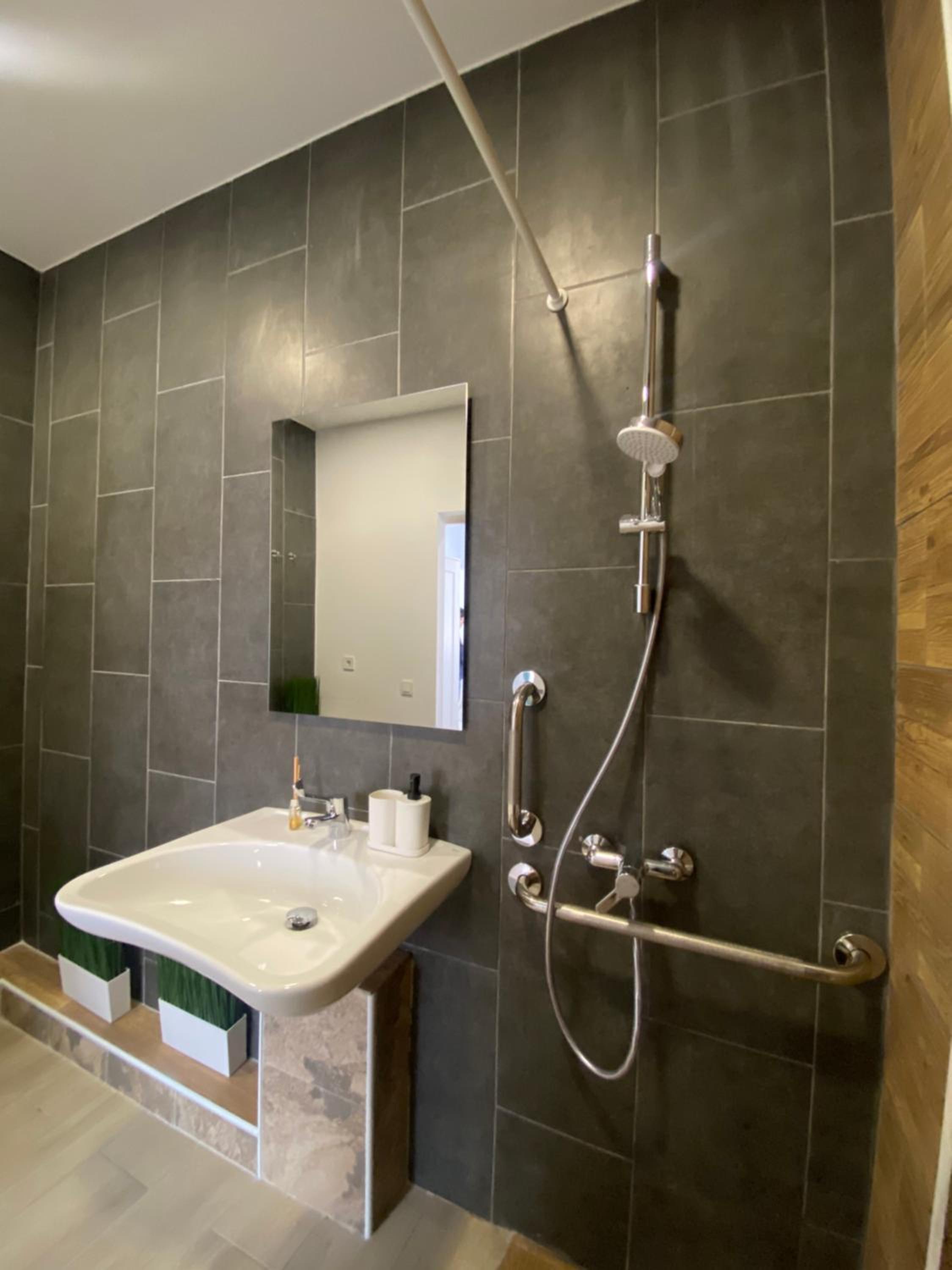Single Room - Disability Access photo 2