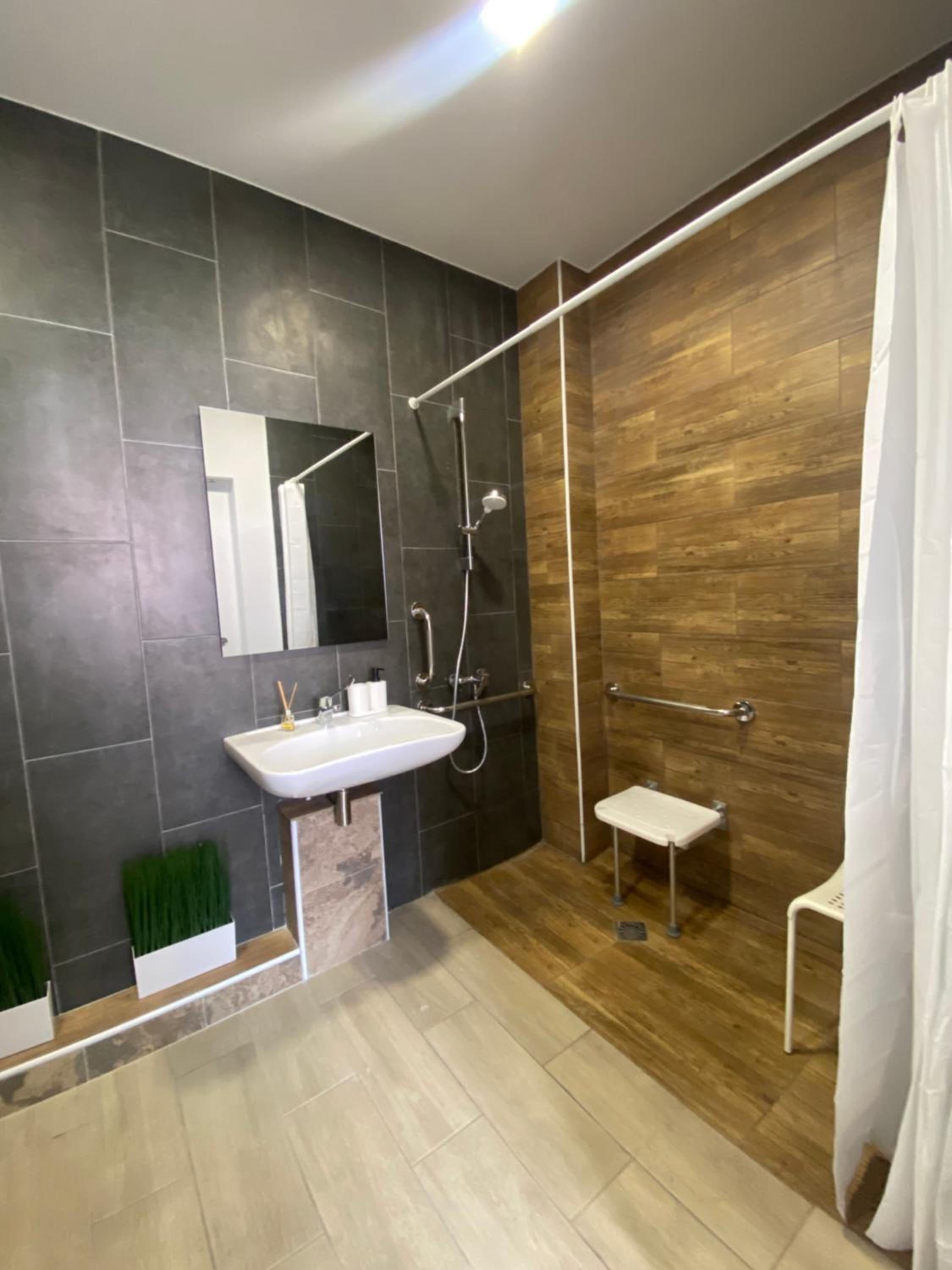 Single Room - Disability Access photo 3