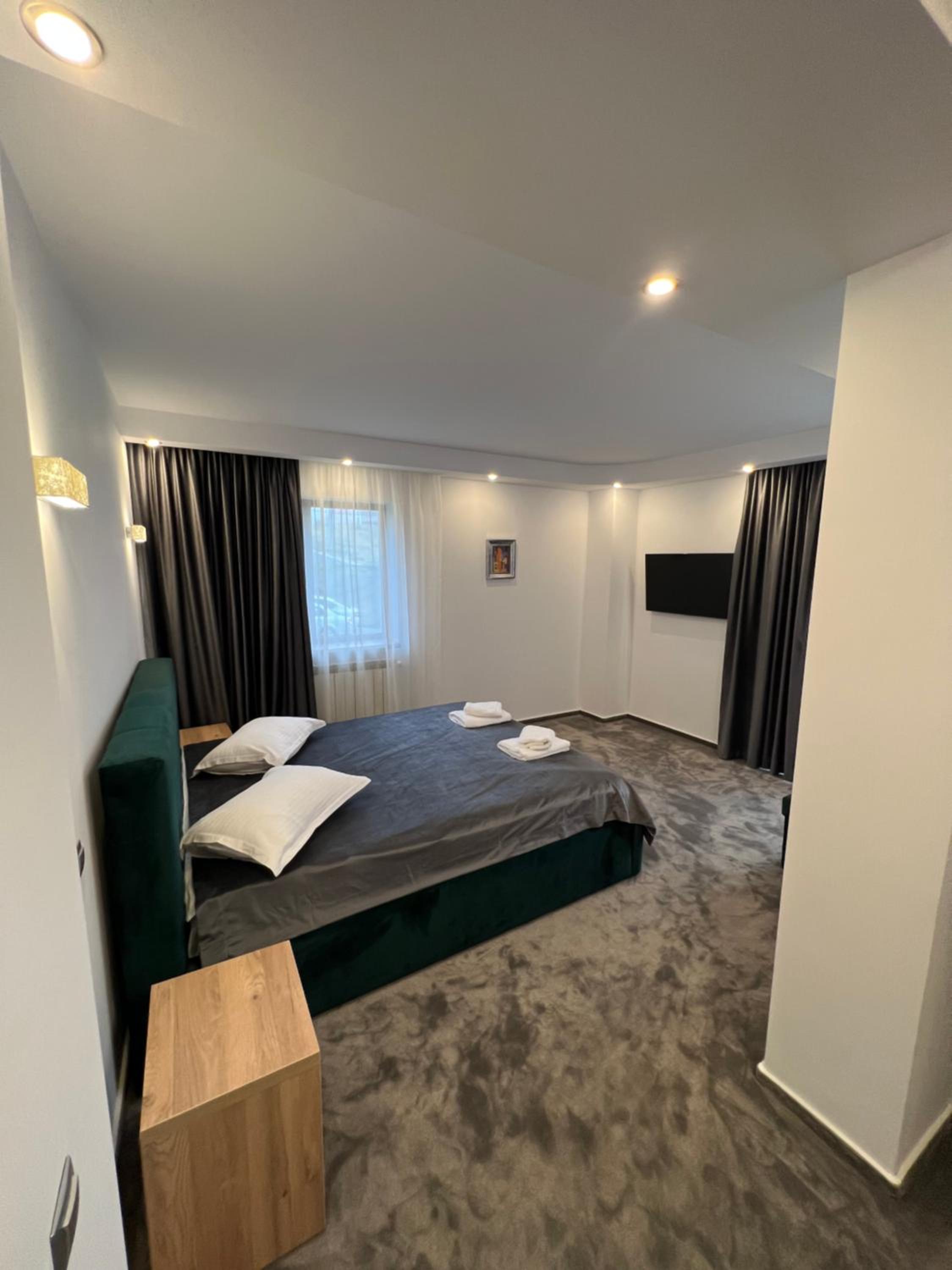 Five-Bedroom House photo 1