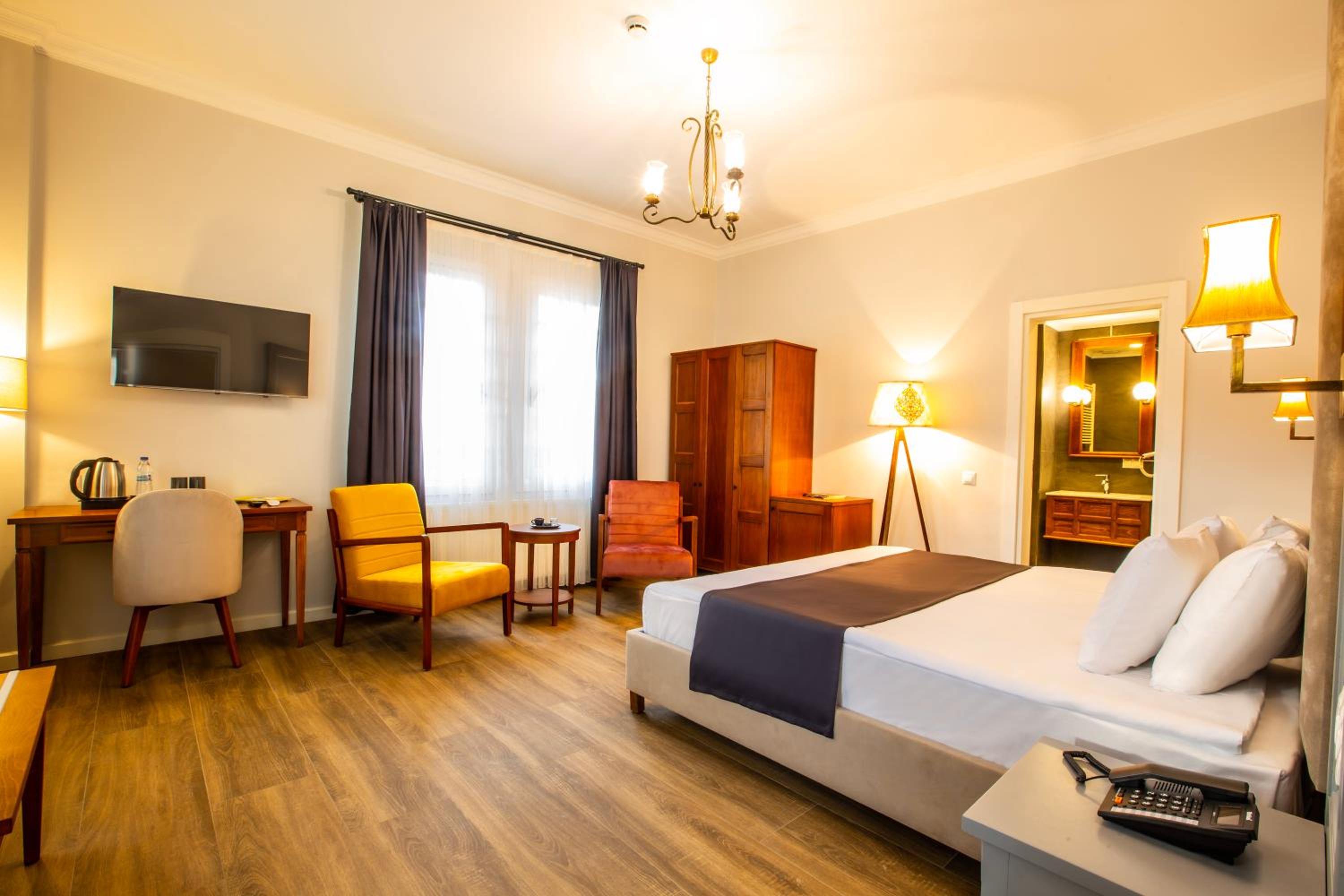 Double Room with Balcony - Photo 4