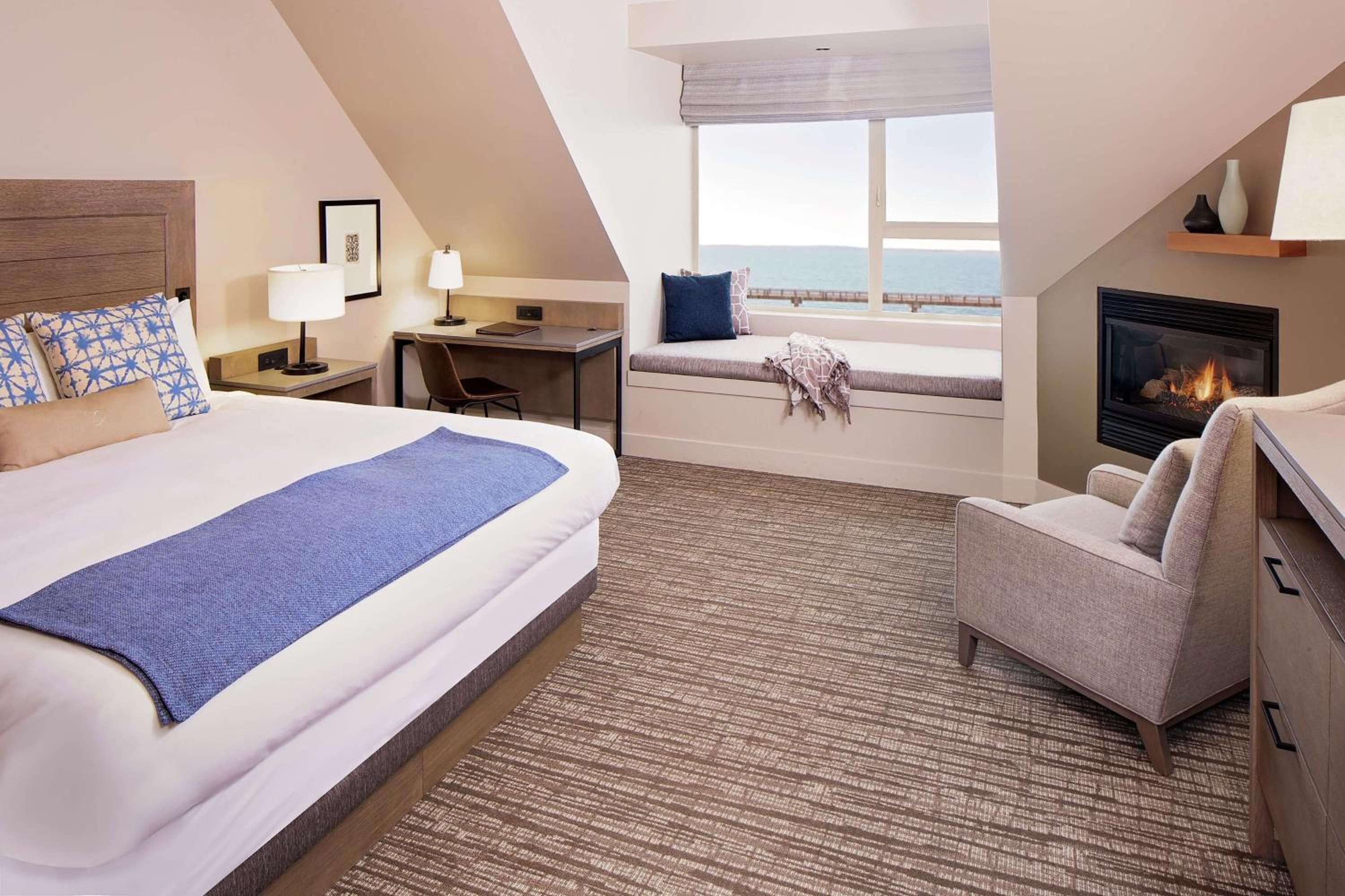 Deluxe King Room with Bay View photo 1