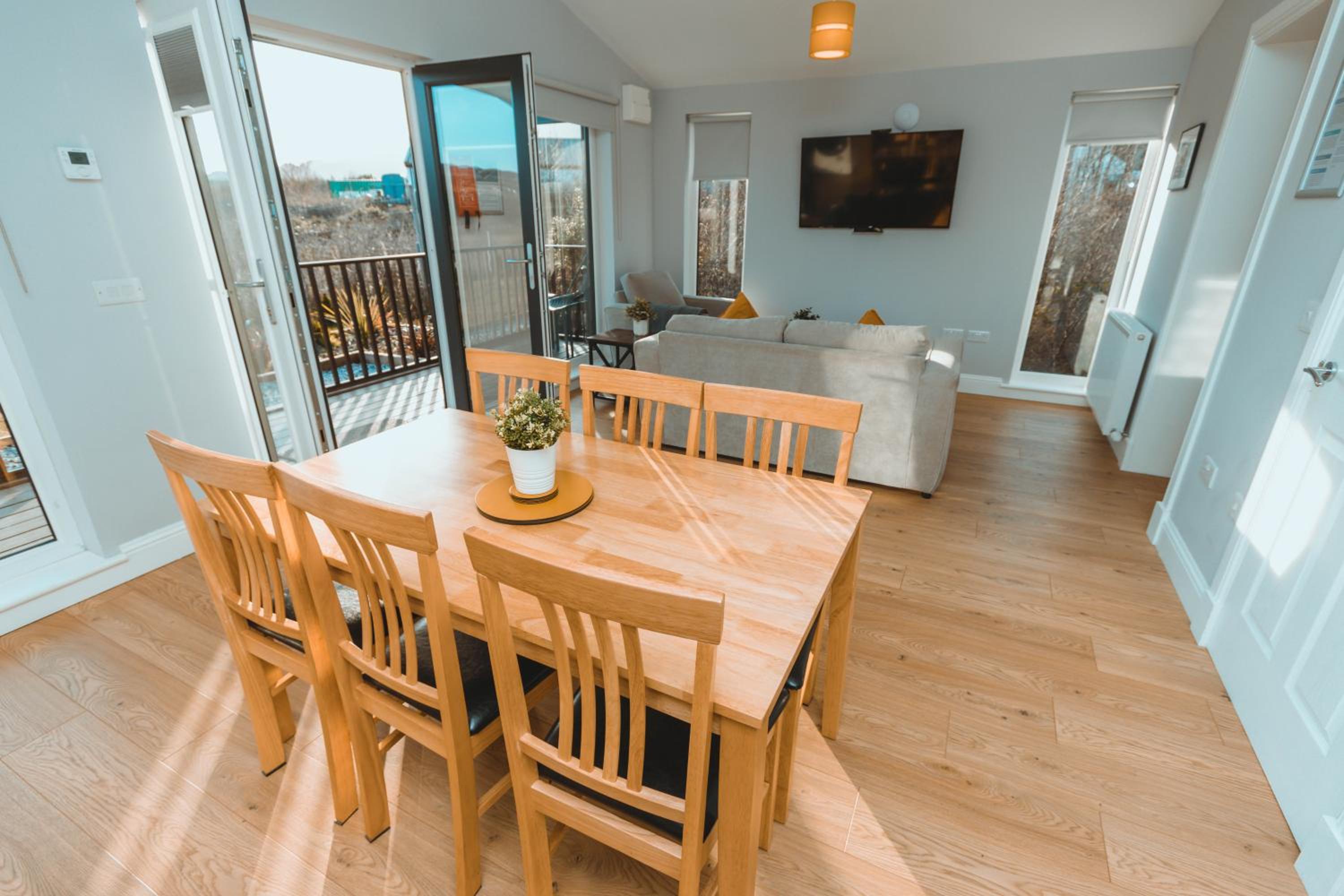 Two-Bedroom Comfort Lodge - Photo 9