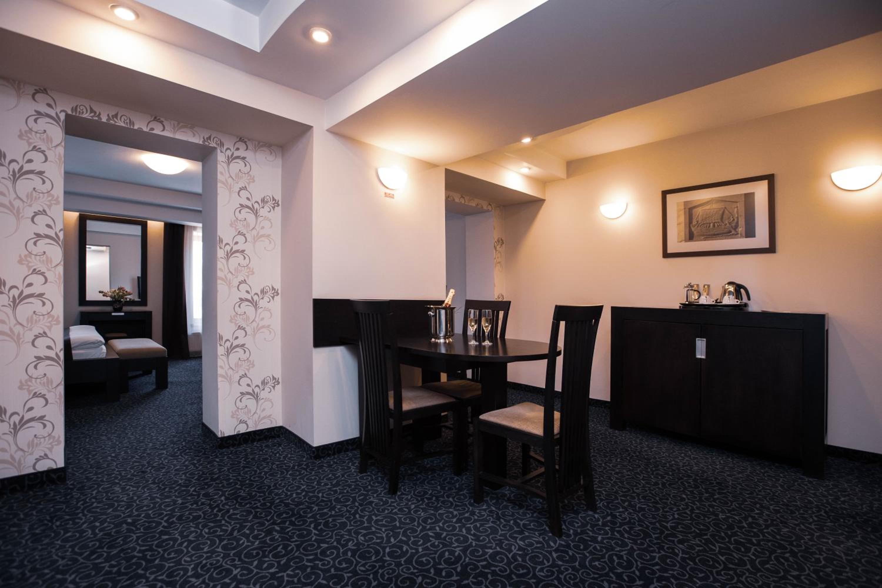 Premium Suite - Photo 10