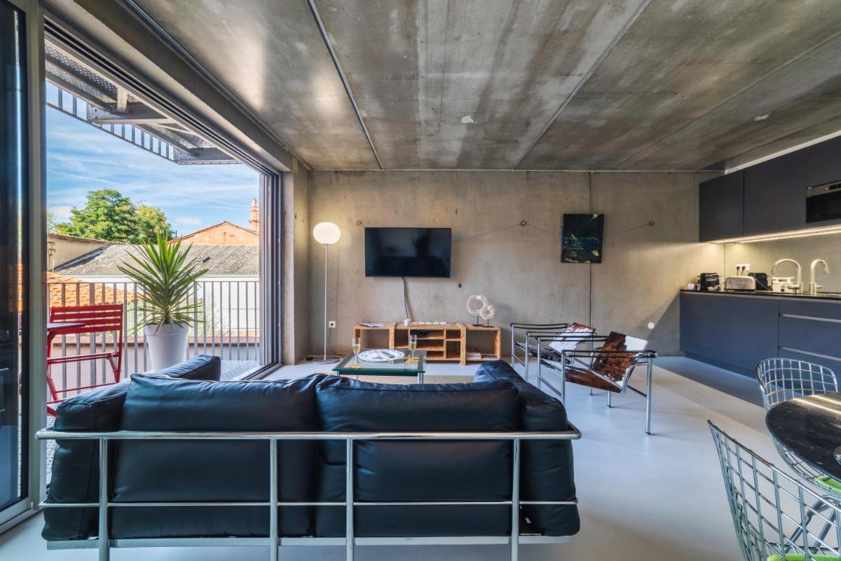 Apartment with Balcony photo 3