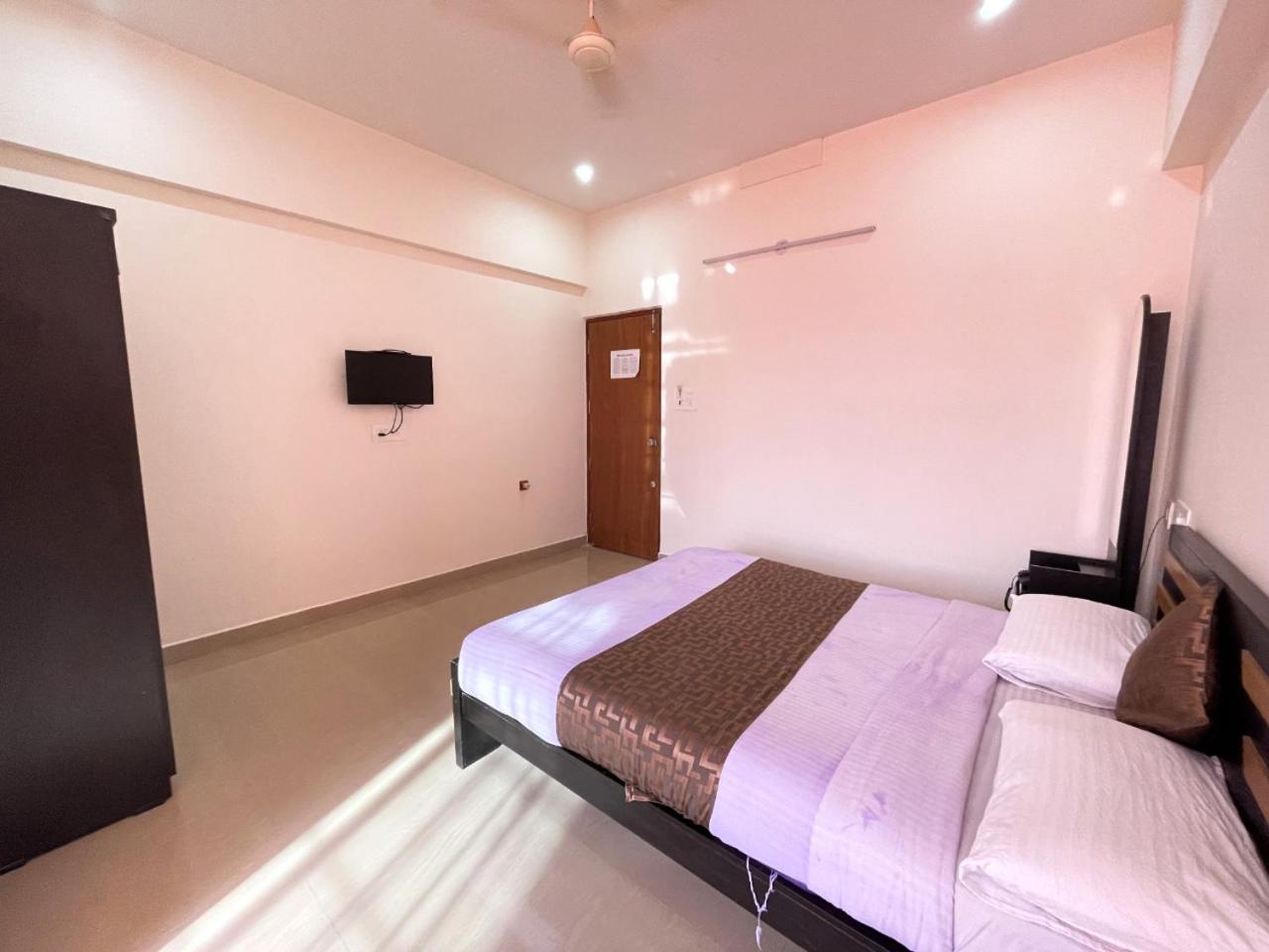 Budget Double Room - Photo 14