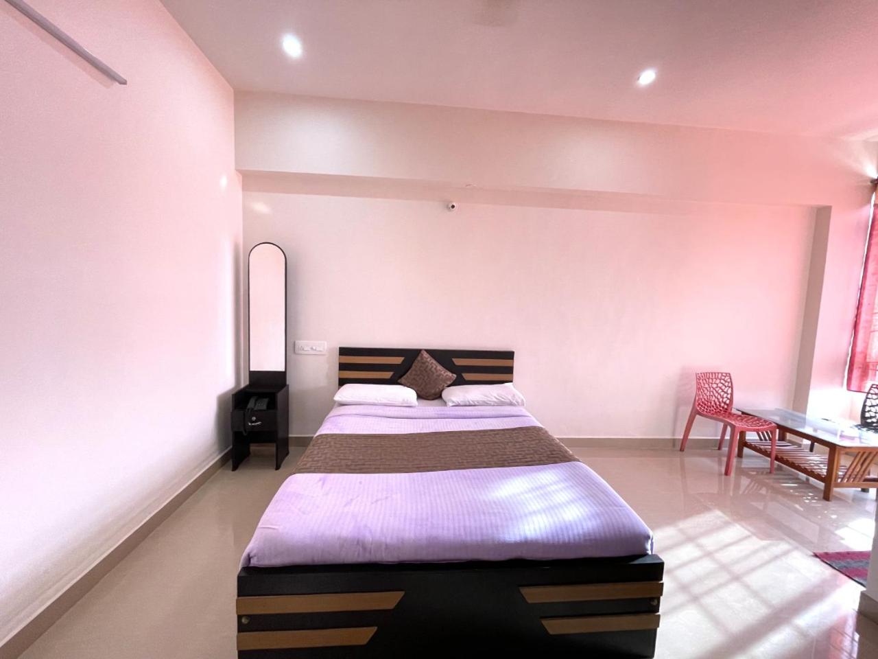 Budget Double Room - Photo 18