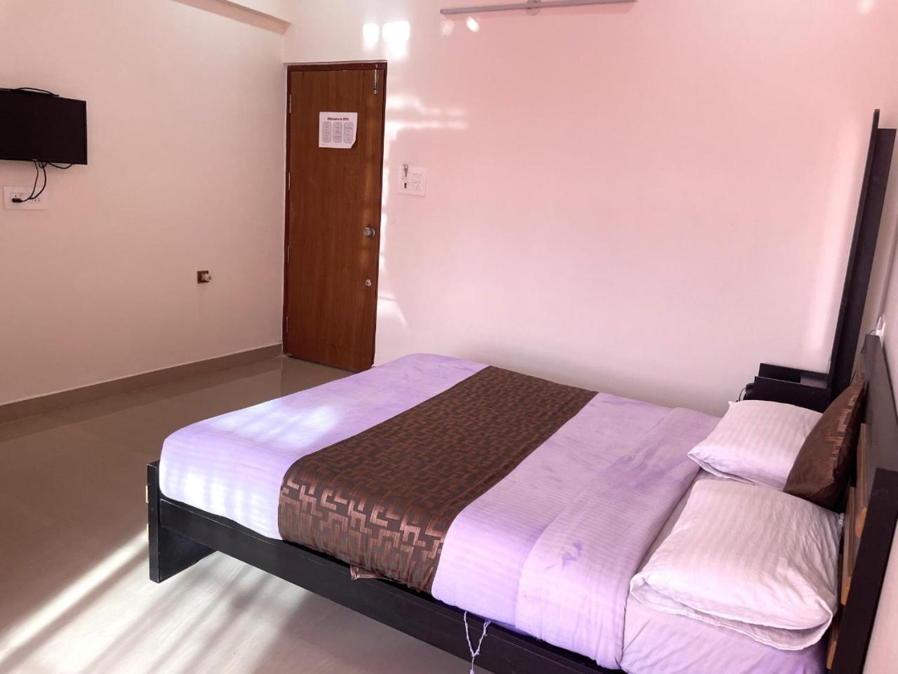 Budget Double Room - Photo 17