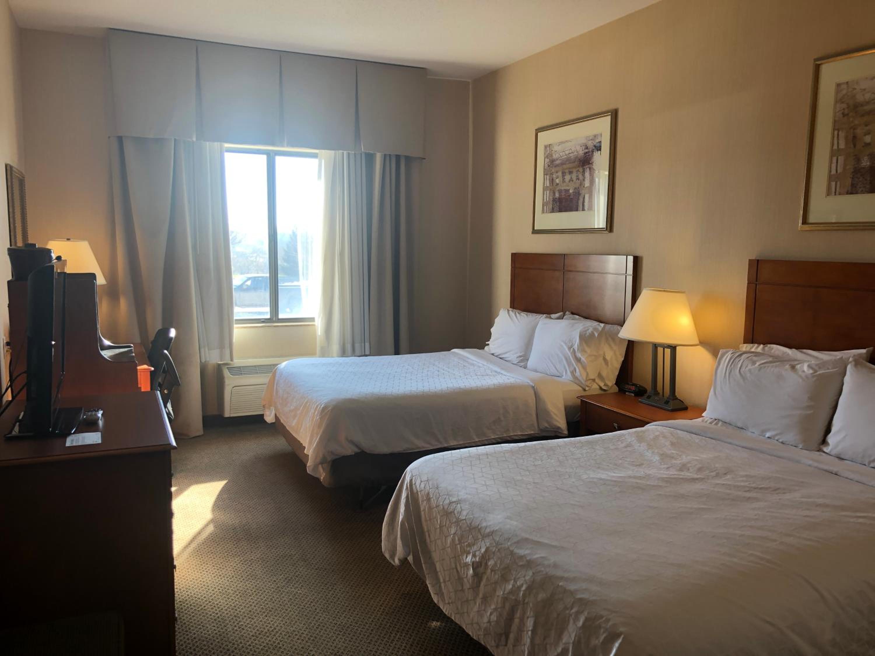 Standard Room with Two Queen Beds - Photo 10