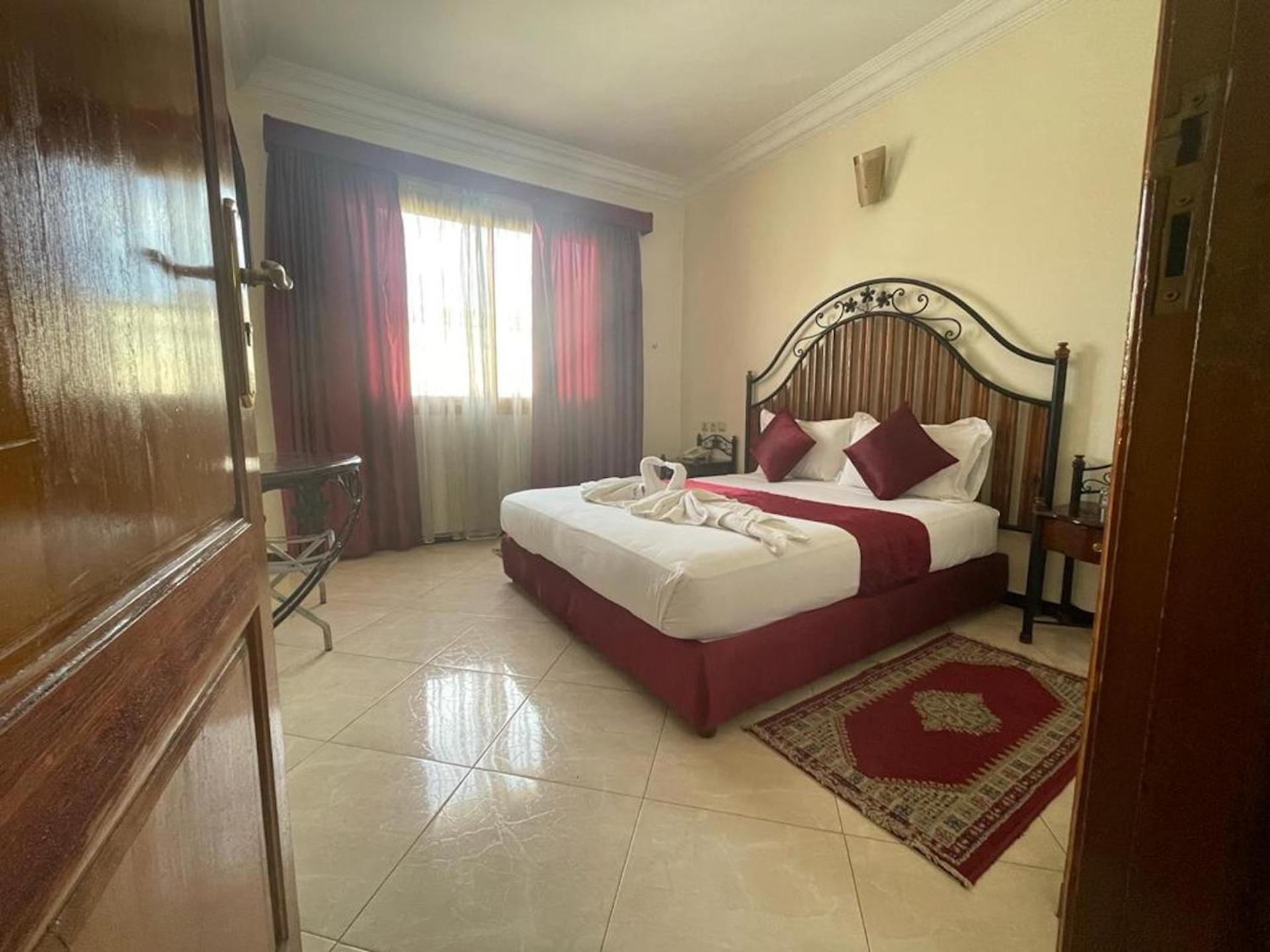  A double room with one large bed photo 2