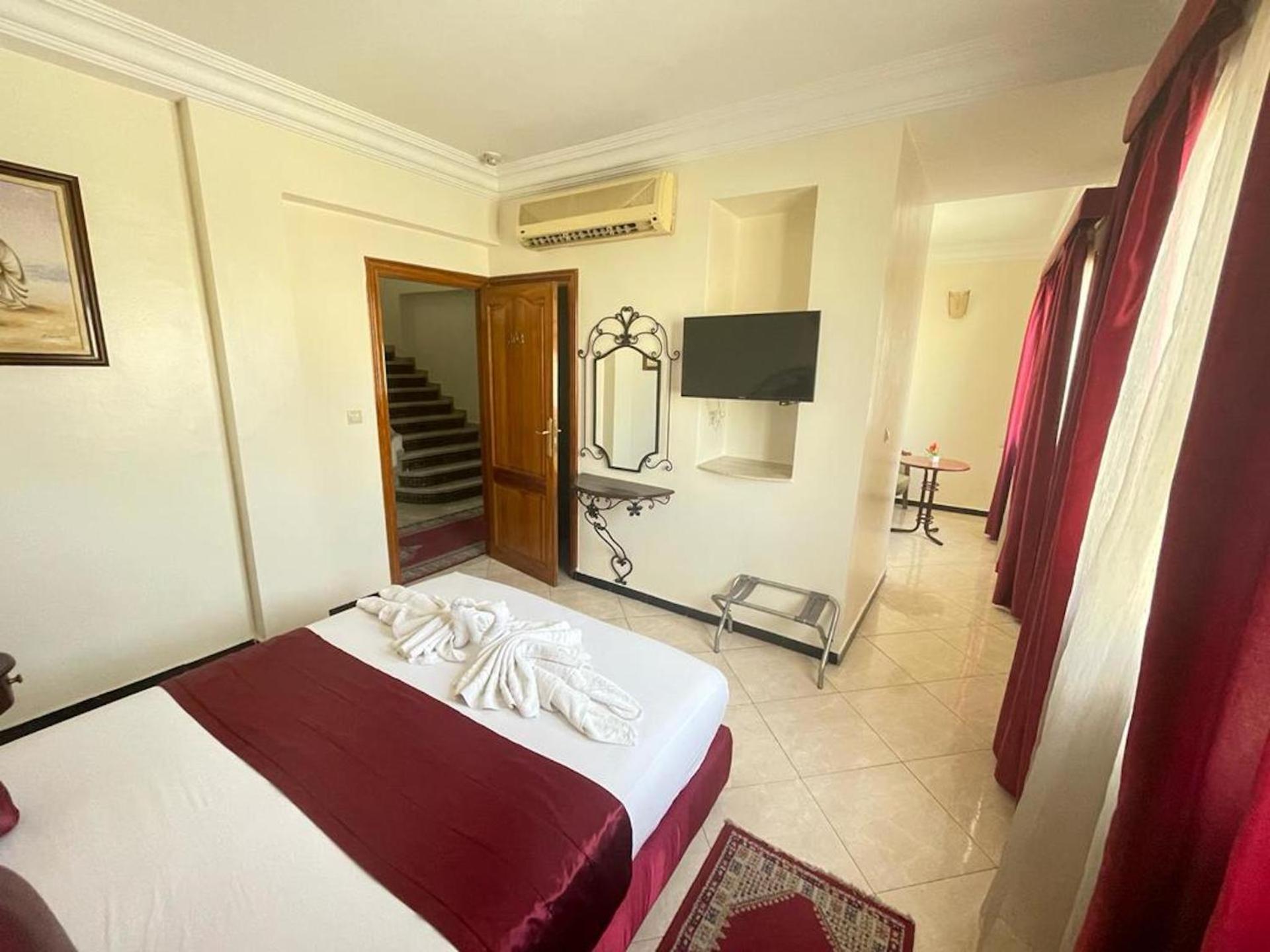  A double room with one large bed photo 1