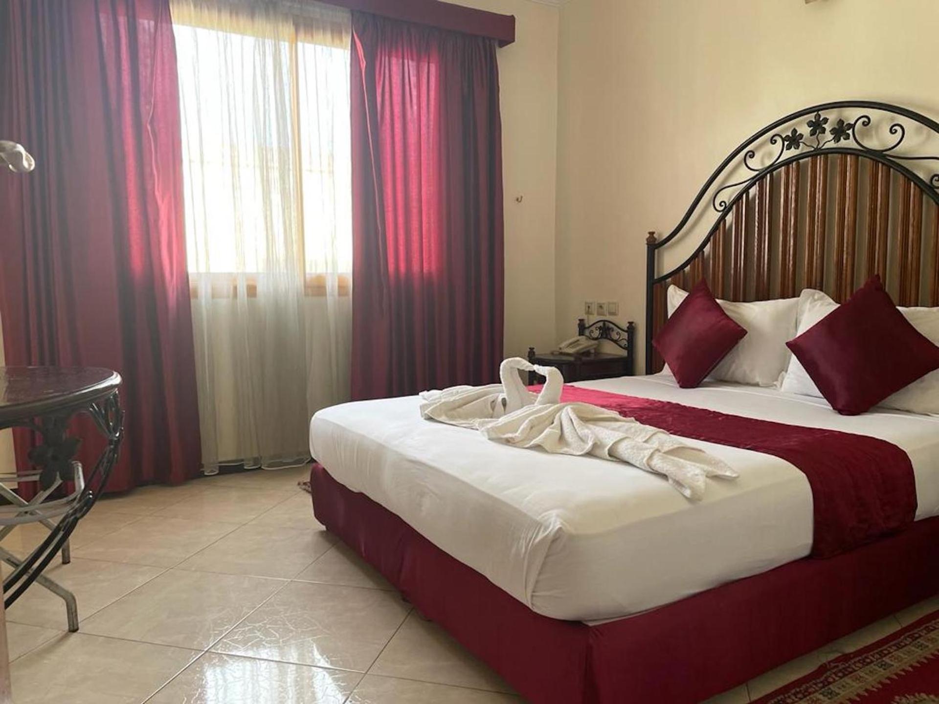  A double room with one large bed photo 3