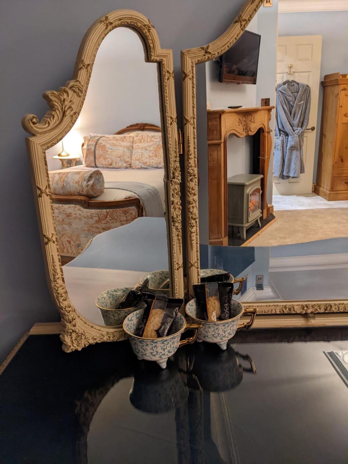 Deluxe King Room - Photo 12