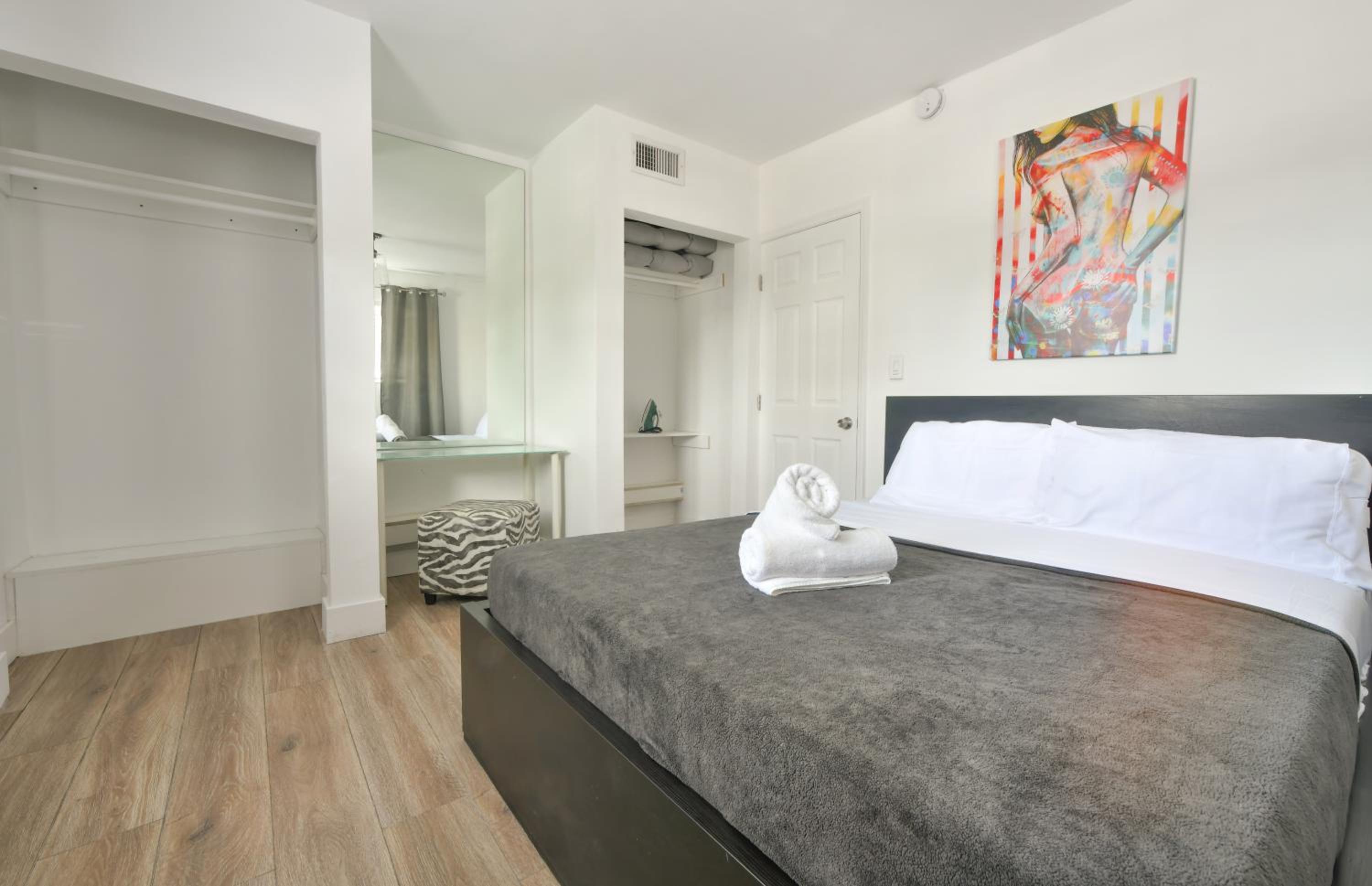 One-Bedroom Apartment photo 2