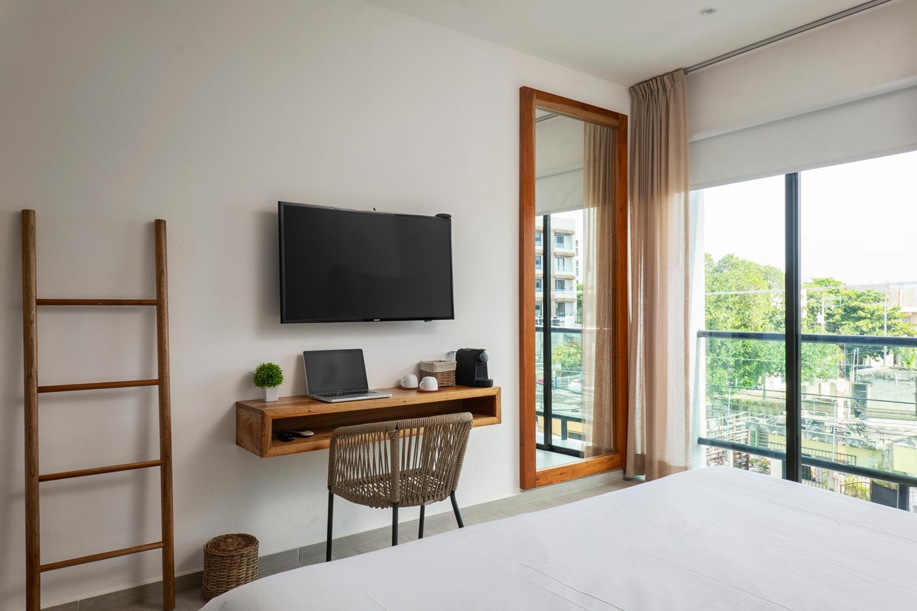 Suite with Balcony - Photo 8