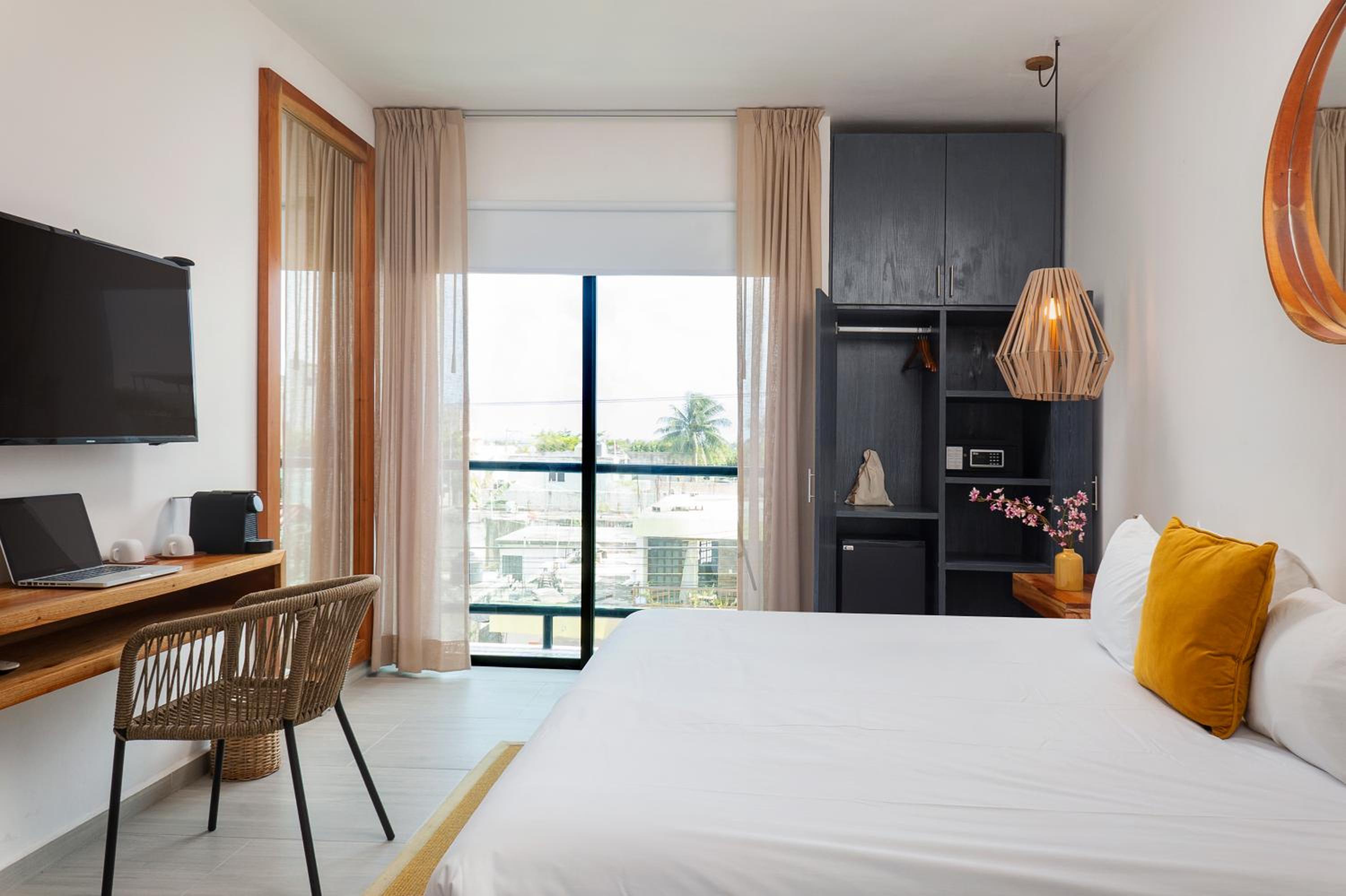 Suite with Balcony - Photo 9