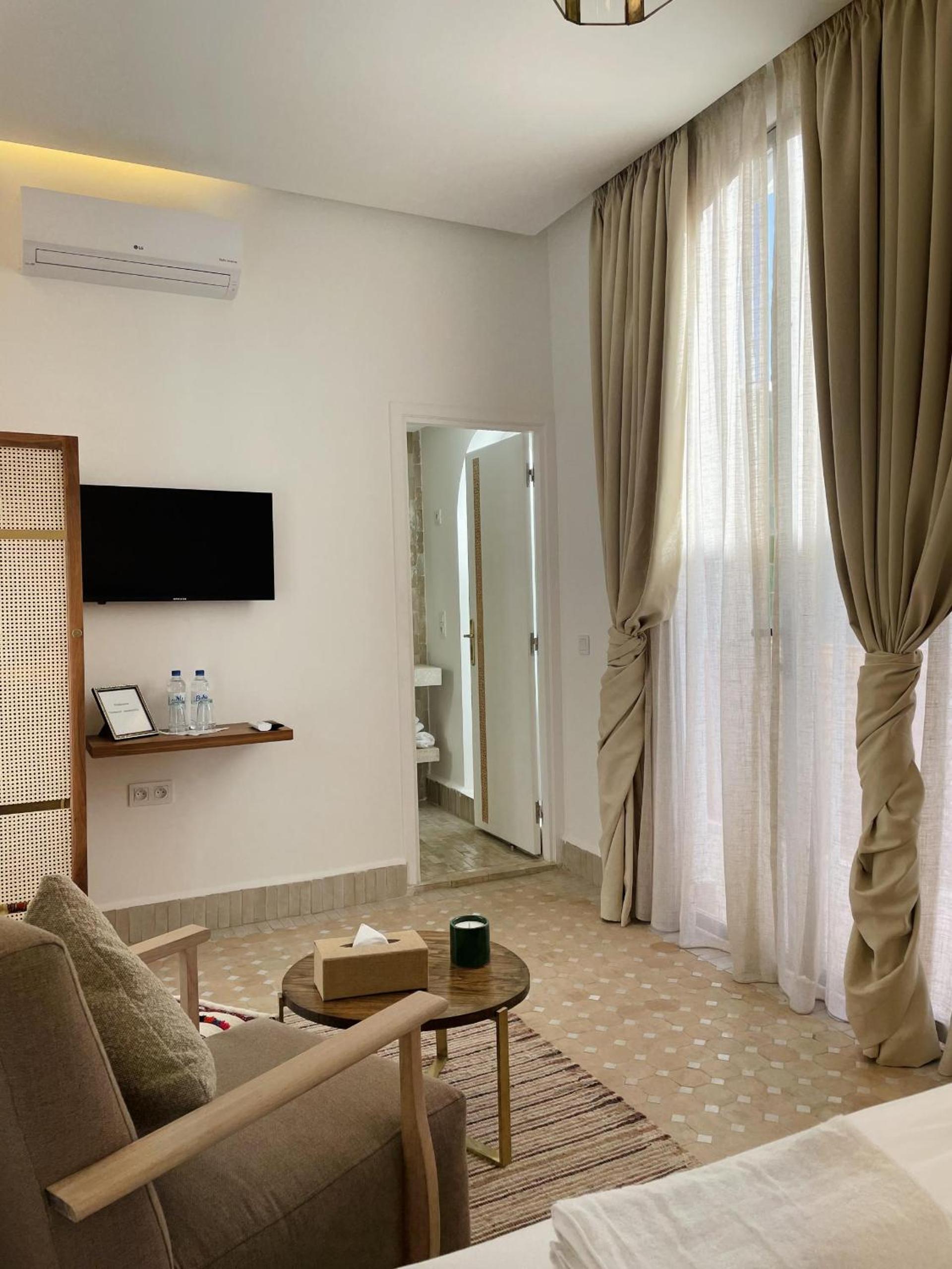 Double Room with Private Bathroom - Photo 2