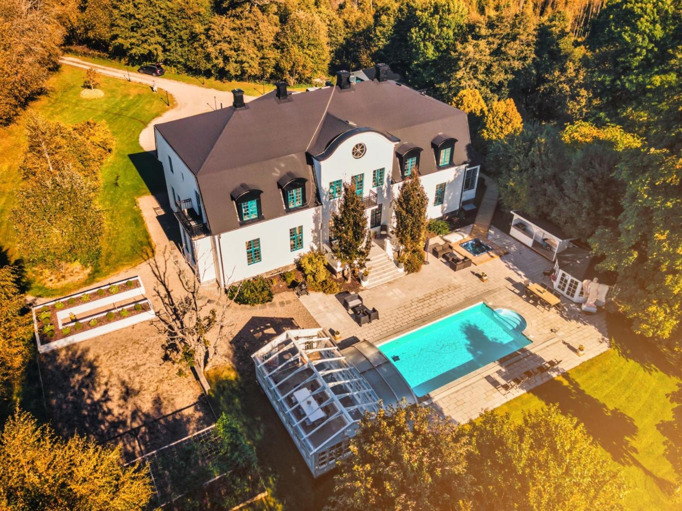 Eight-Bedroom House photo 3