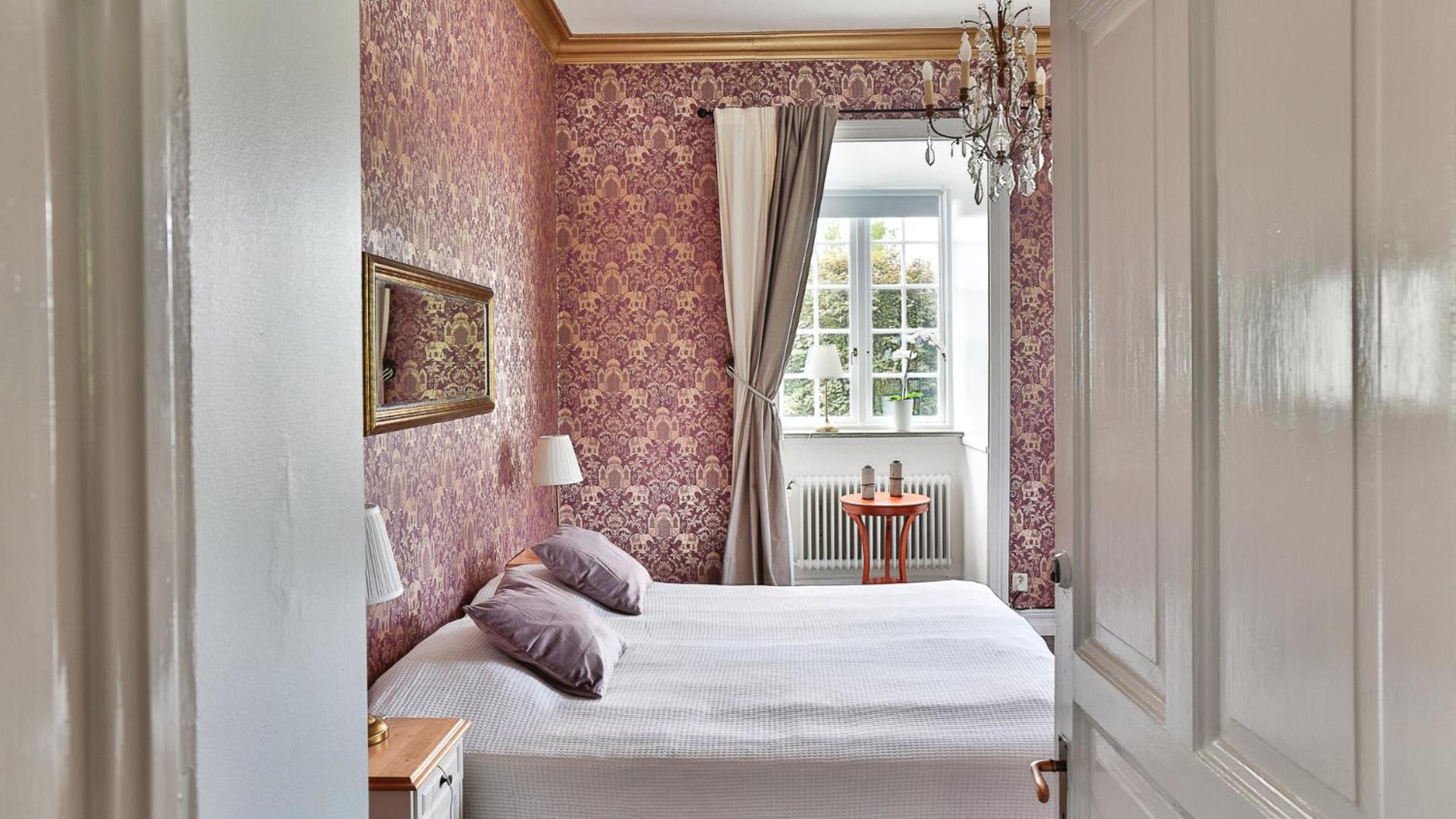 Eight-Bedroom House photo 1