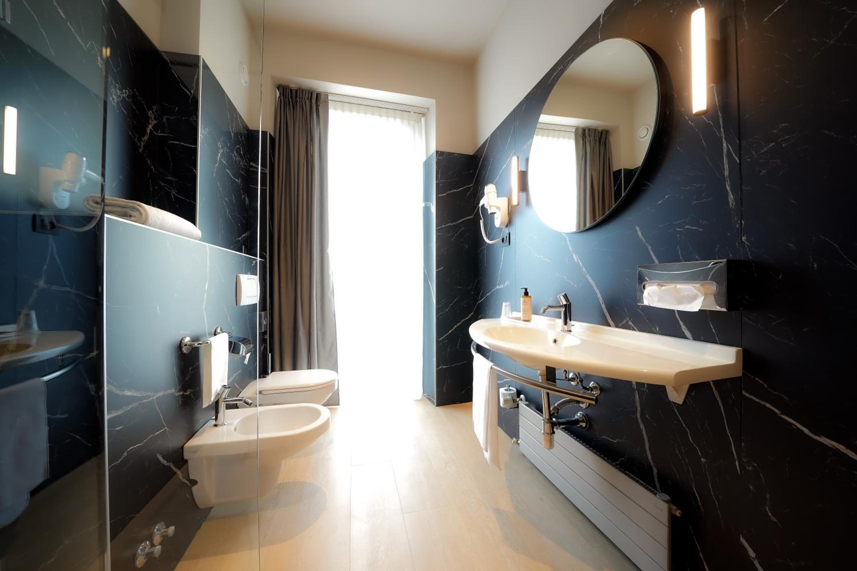 Standard Twin Room - Photo 8
