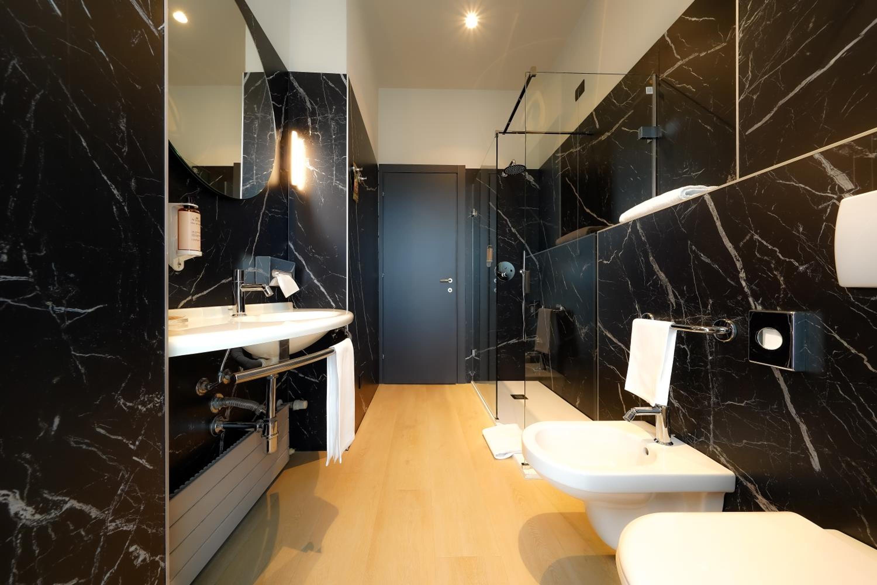 Standard Double Room - Photo 17
