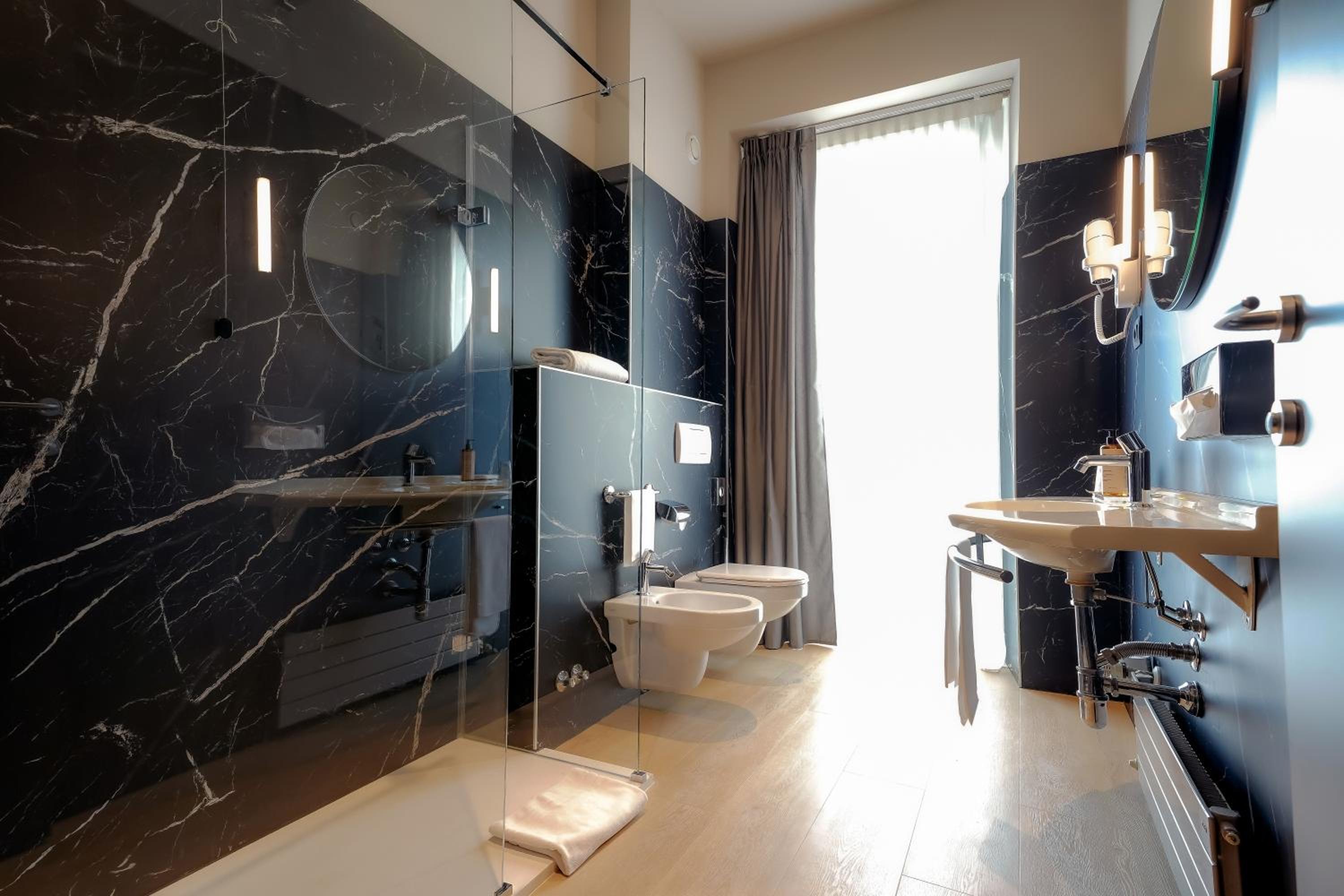 Standard Twin Room - Photo 3
