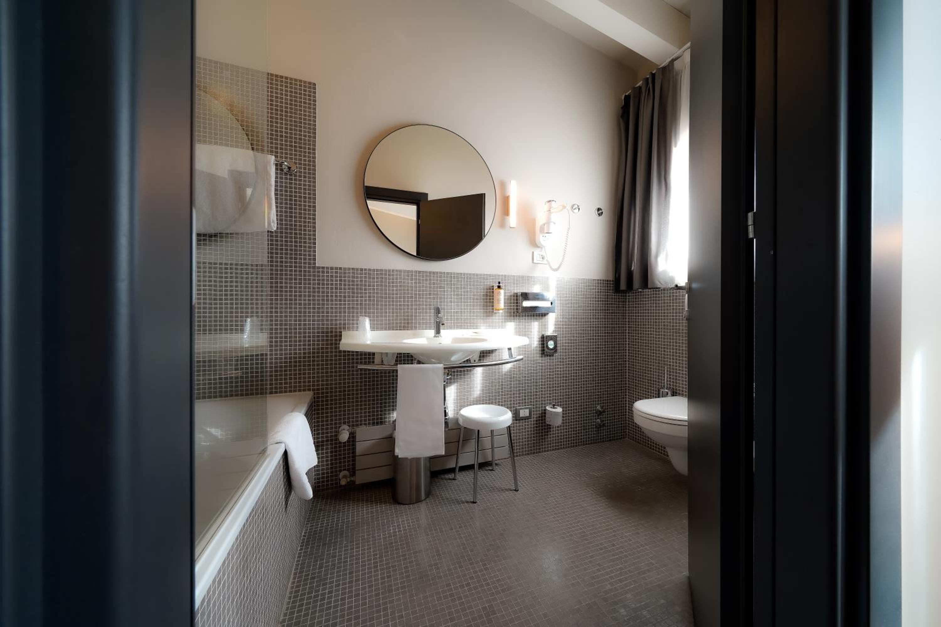 Standard Double Room - Photo 12