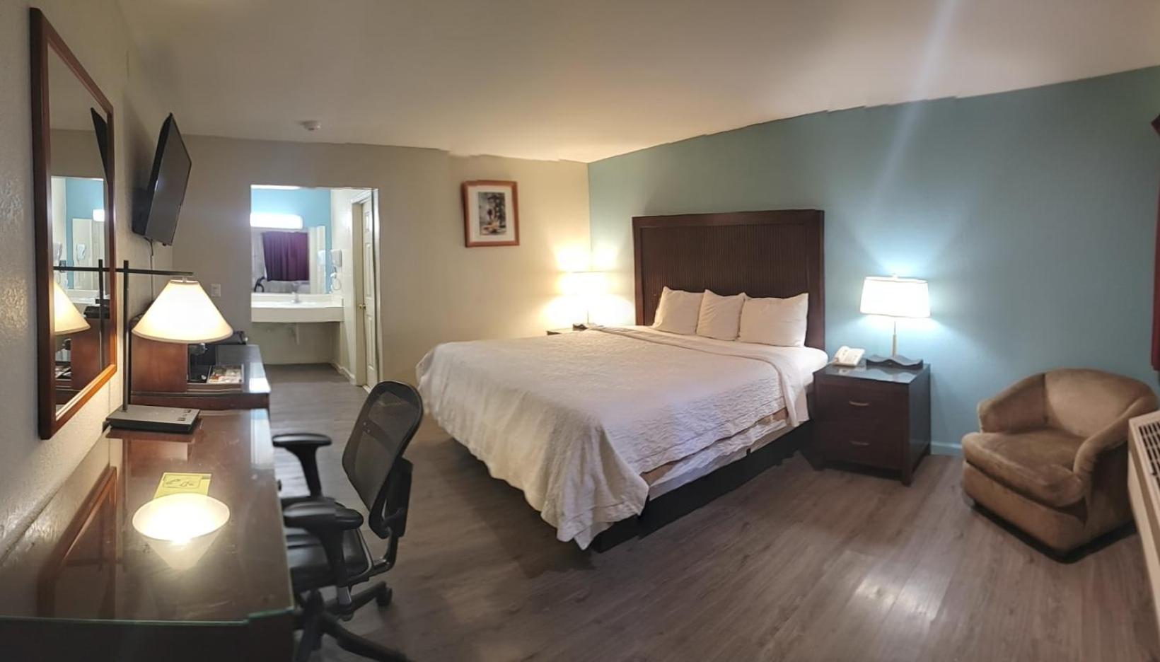 King Room - Non-Smoking - Photo 1